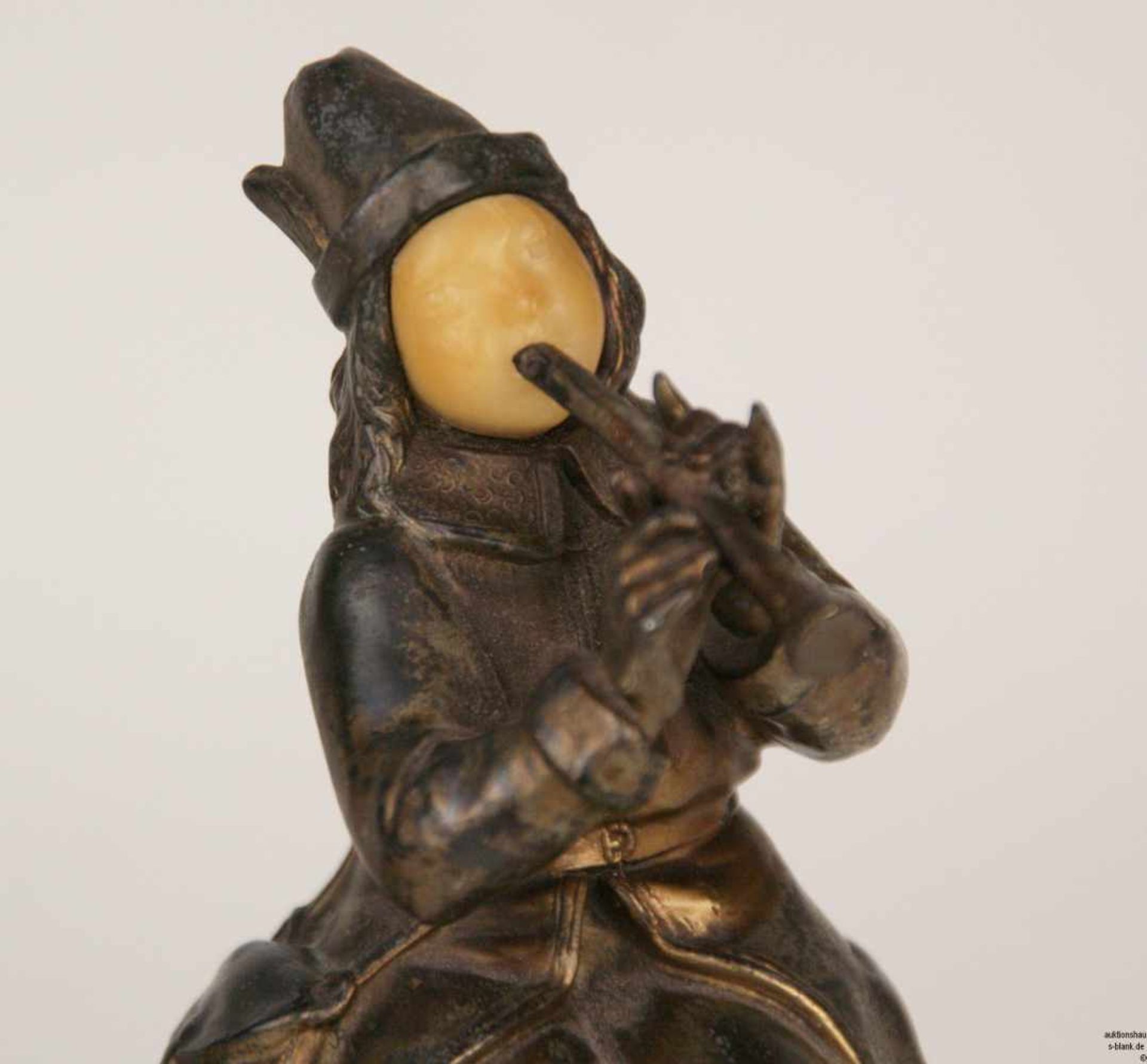 Paar Bronzefiguren "Flötenspieler" - Bronze, patiniert, Gesicht Elfenbein, geschnitzt, stehender und - Bild 4 aus 6