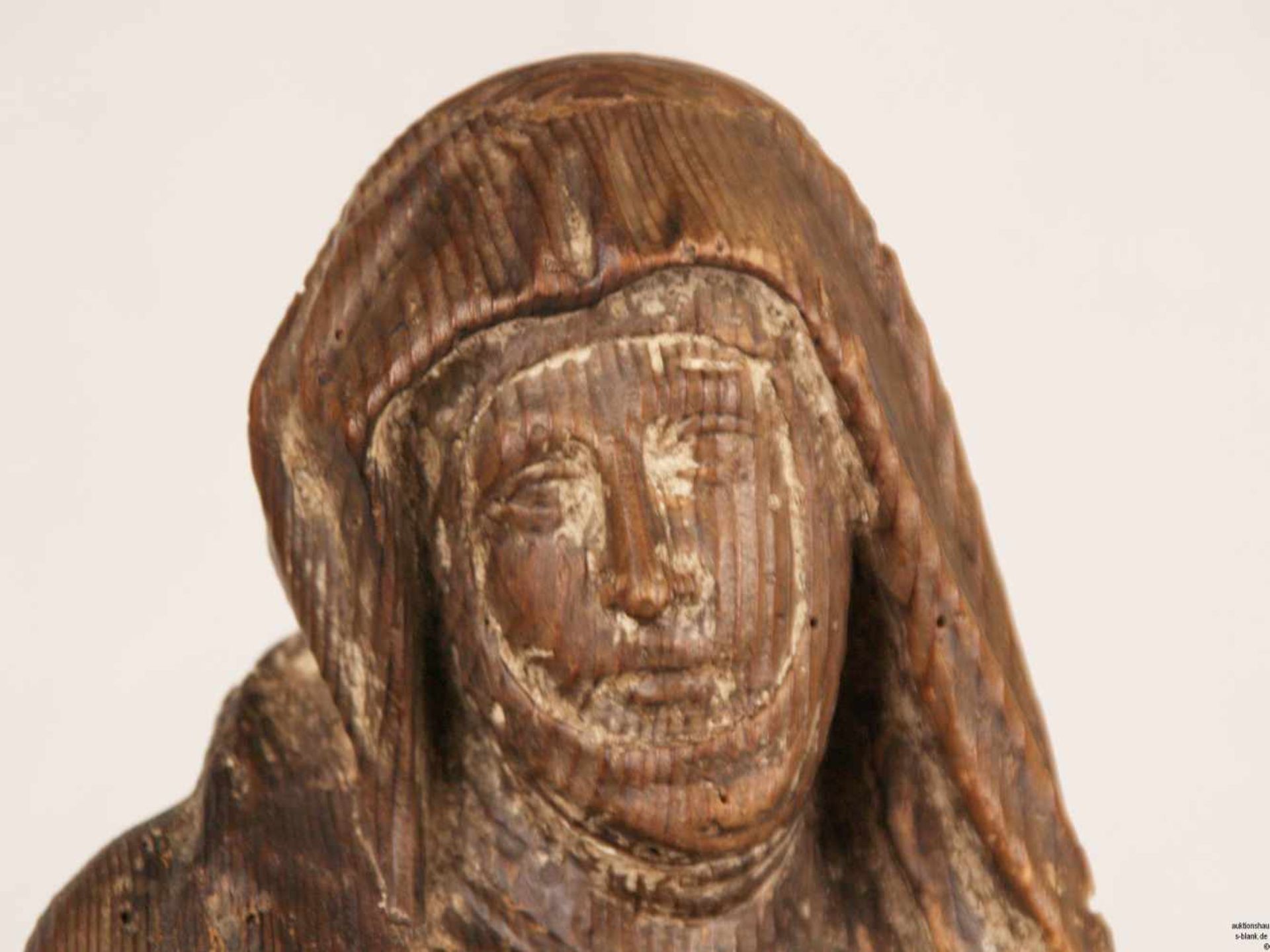 Heilige Anna, eine Schriftrolle umfassend - Holz geschnitzt, geschnitzte Gewandfigur der im leichten - Bild 3 aus 7