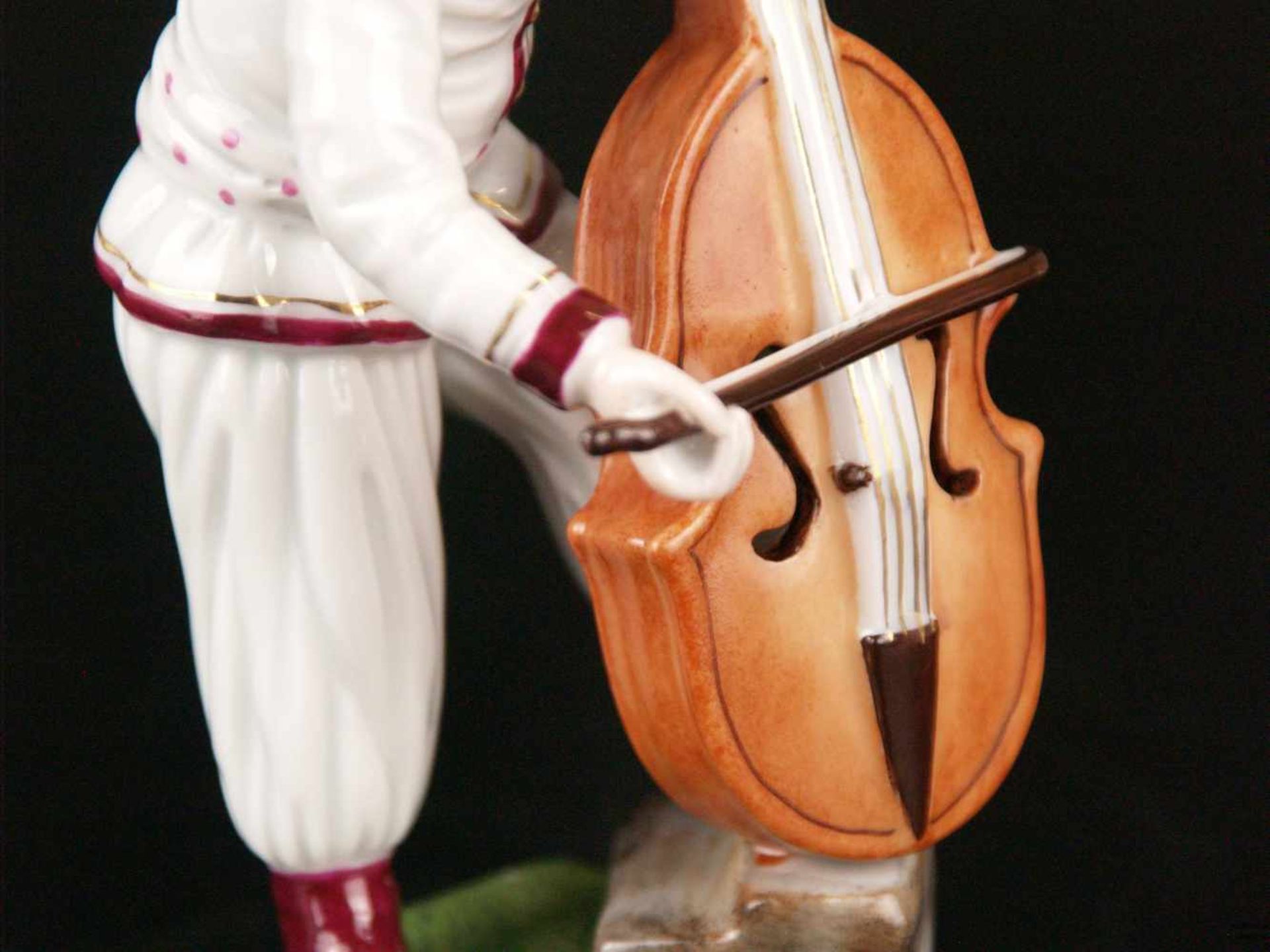 Musiker aus der Türkenkapelle- Höchst blaue Radmarke mit Malerzeichen, Cello, polychrom bemalt, - Bild 4 aus 5