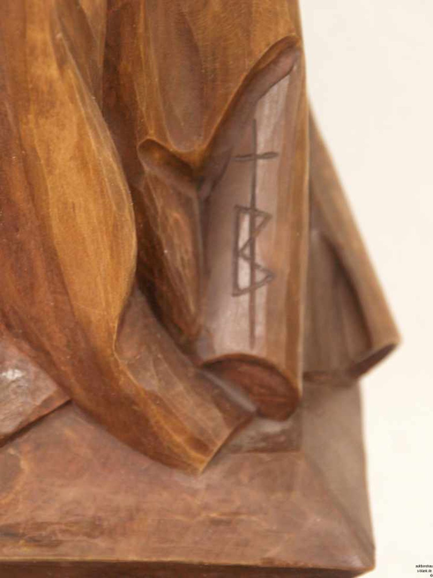 Madonna mit Kind - Holz vollrund geschnitzt, hinten abgeflacht, auf einer Plinthe stehende, Maria - Bild 3 aus 6