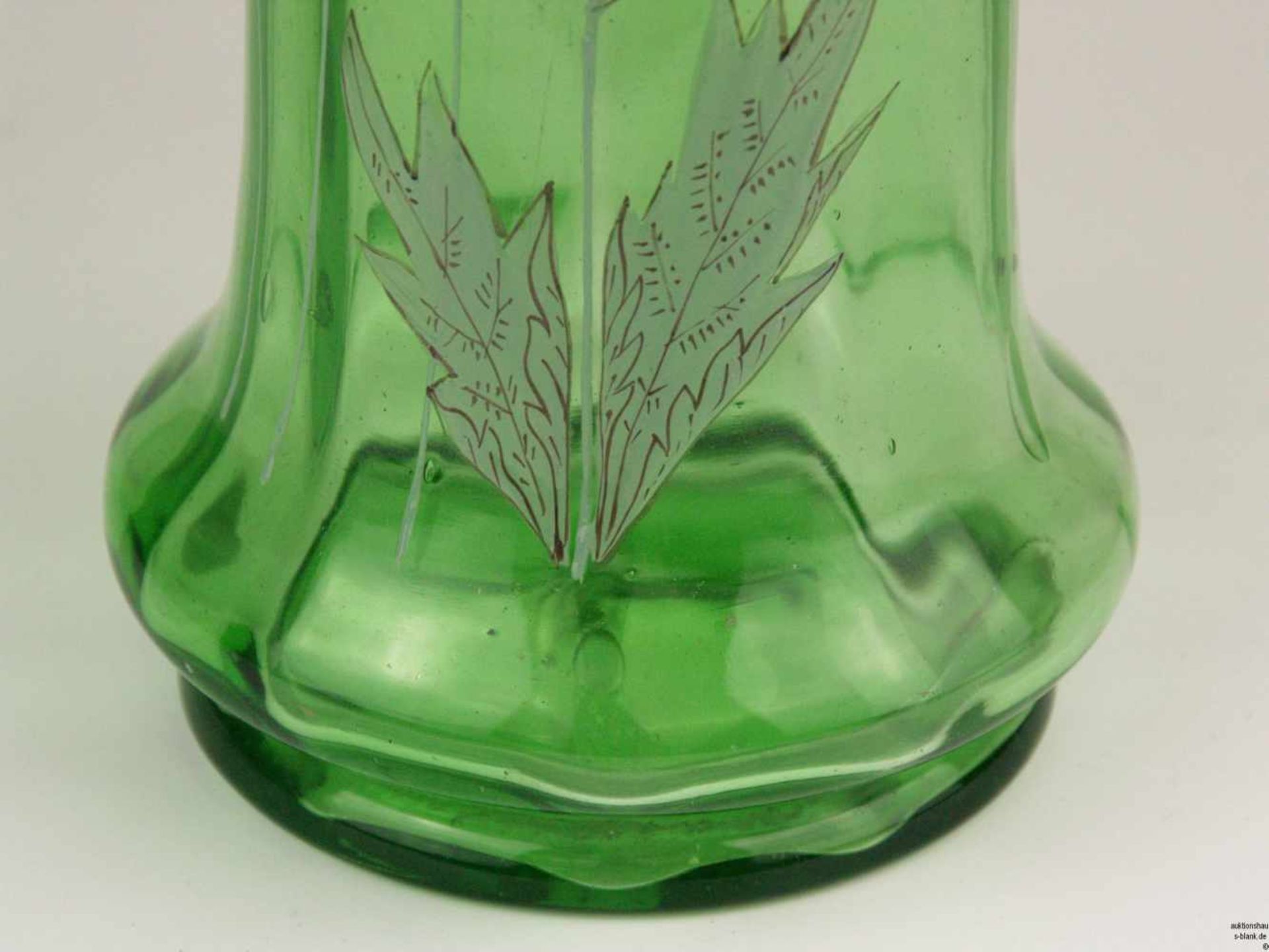 Großer Glaskrug mit Zinndeckel - Grüner Glaskrug mit polychromer Emailmalerei, Blumenmuster, - Bild 6 aus 6