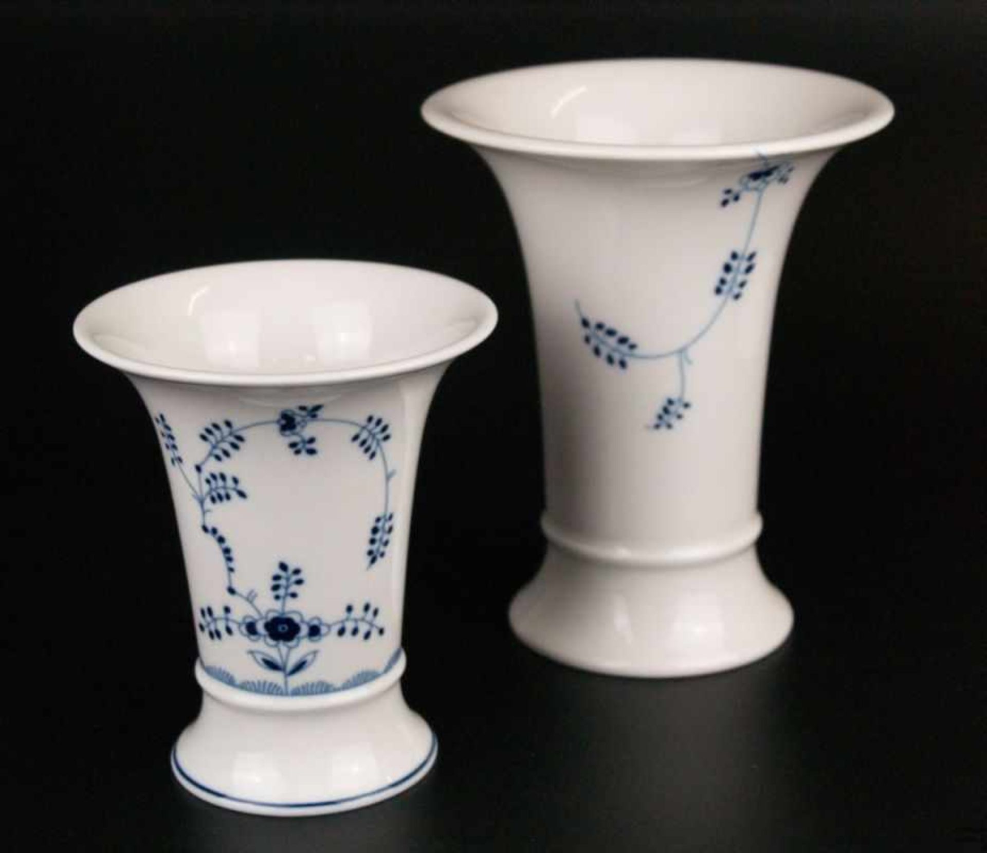 Zwei Vasen Höchst - blaue Radmarke, Trompetenform mit auskragendem Rand, blauer Streublumendekor,
