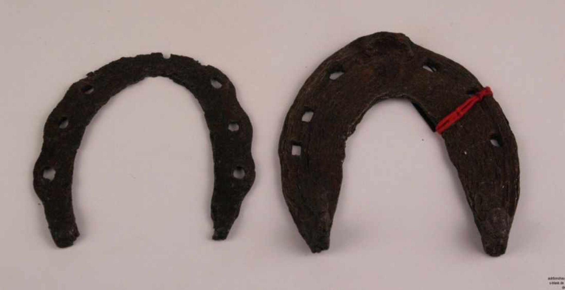 Zwei antike Hufeisen - Eisen geschmiedet, 1x mit undeutlicher Schmiedemarke, wohl 17.Jh.,H.ca.11
