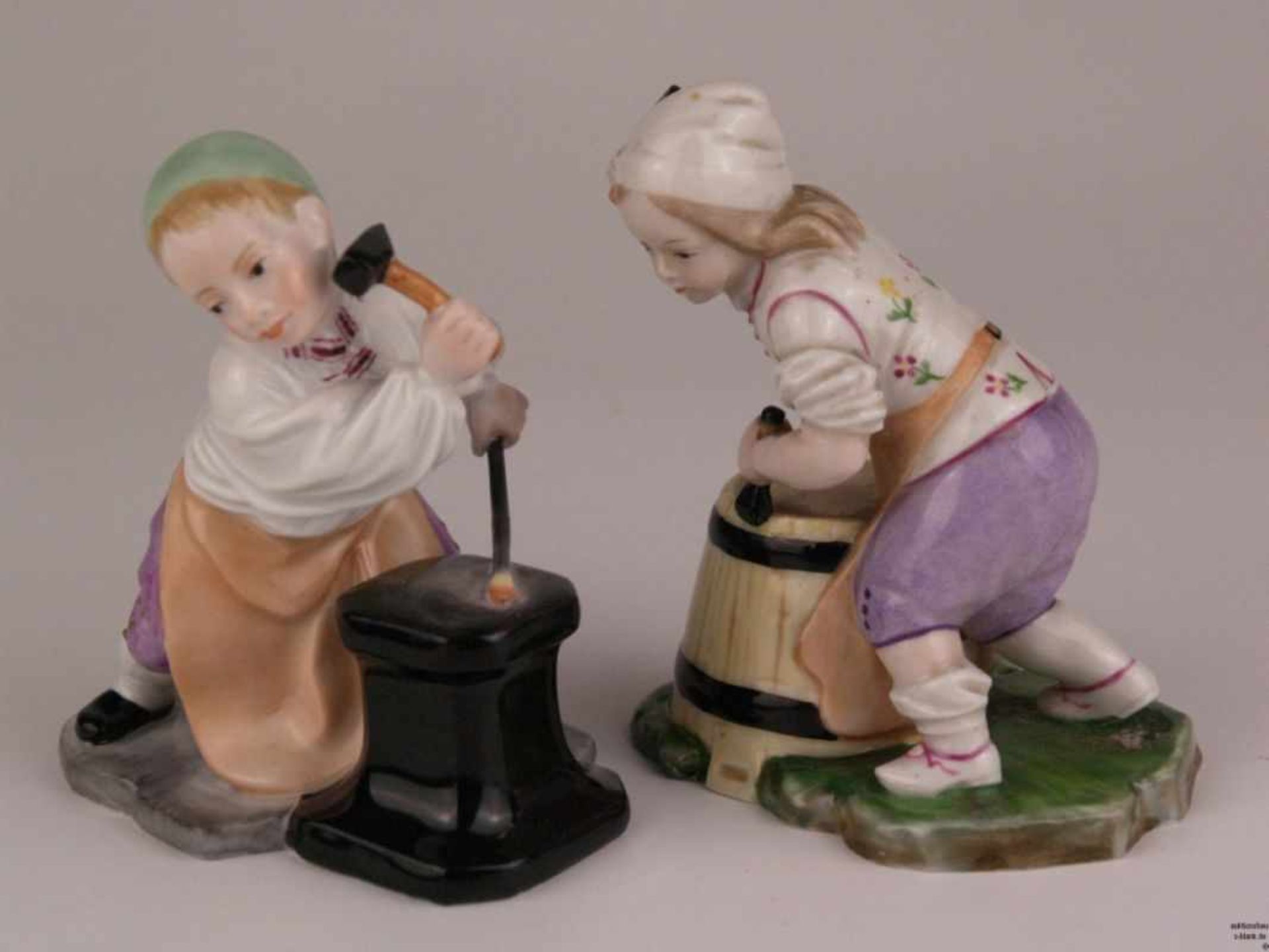 Zwei Kinderfiguren Höchst - blaue Radmarke, 20.Jh., Entwurf von Johann Peter Melchior um 1770,