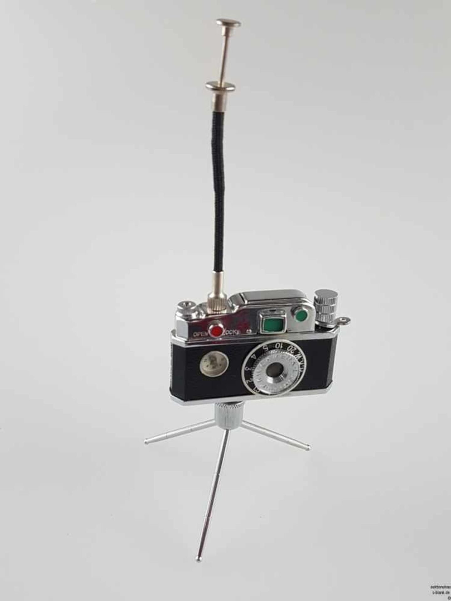 Feuerzeug - in Form einer Kamera, gem. "K.K.W. Camera Lighter",mit Kompass, mit Stativ und - Bild 4 aus 5