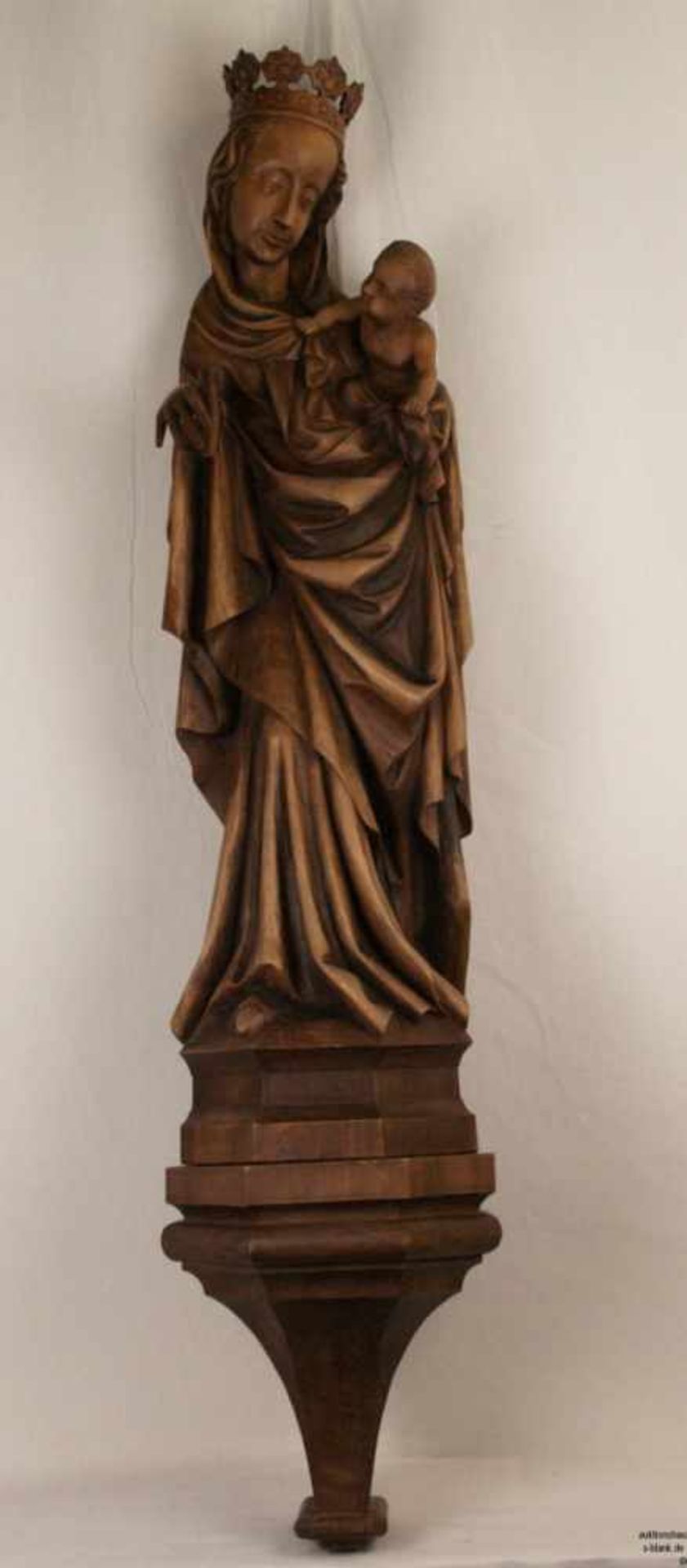 Madonna mit Kind - Holz vollrund geschnitzt, hinten abgeflacht, auf einer Plinthe stehende, Maria