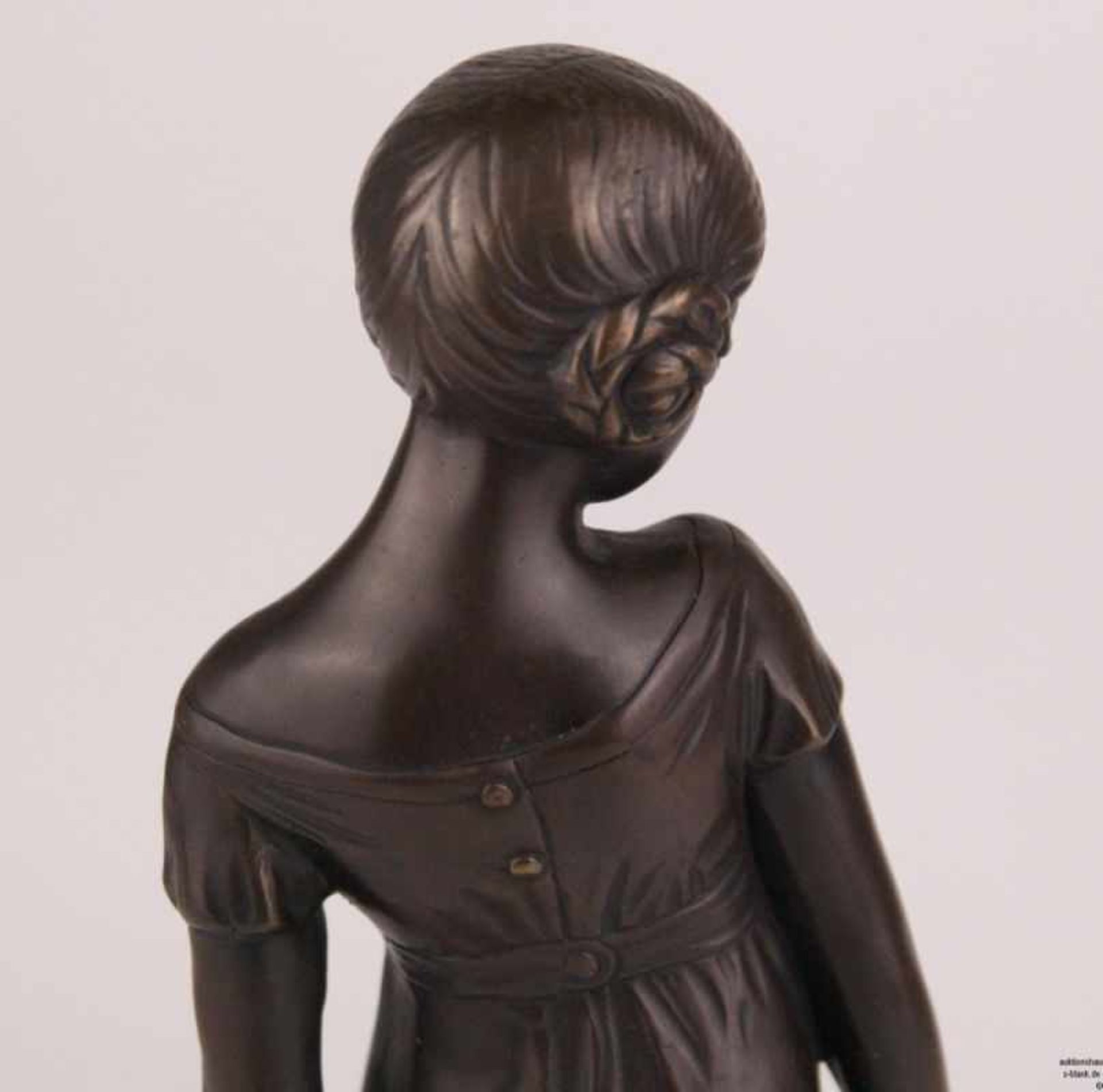 Junge Entenhirtin - Bronzefigur, Darstellung eines barfüßigen Mädchens mit Stock in der Hand, zu - Bild 7 aus 8