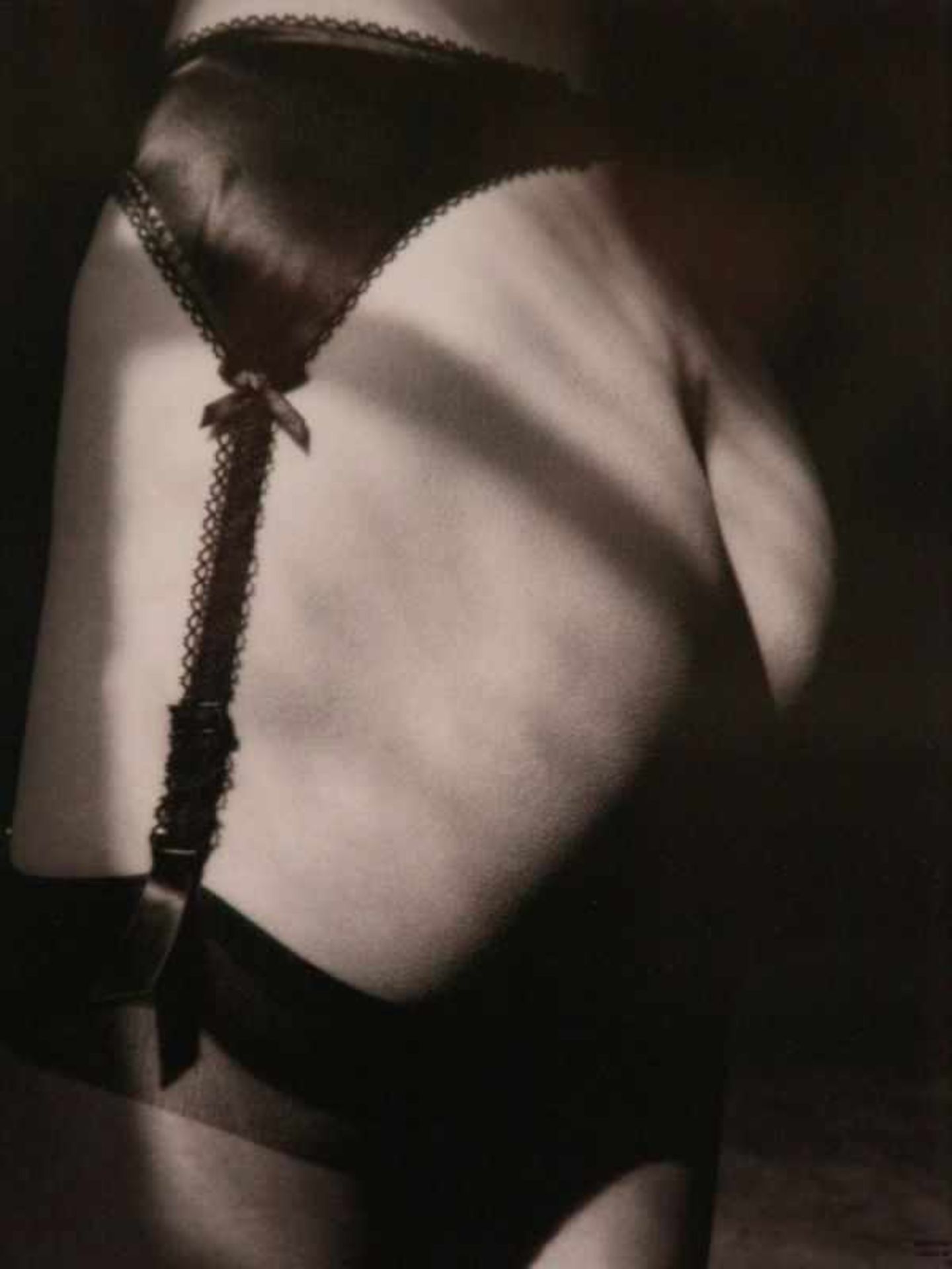 Sieff, Jeanloup (1933 - Paris - 2000) - "Strumpfhalter", 1985, Offsetdruck, unter Glas gerahmt, - Bild 2 aus 3