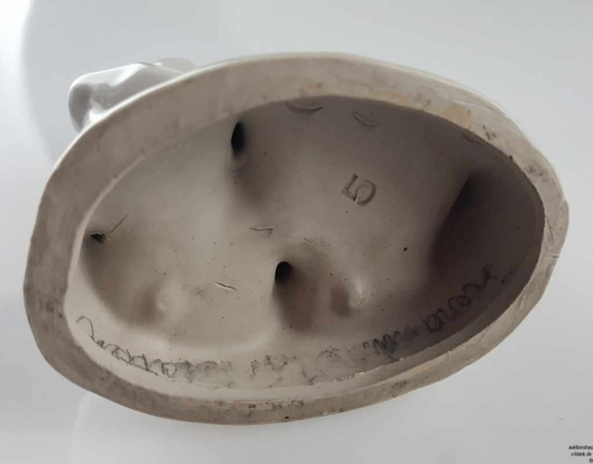 Zwergenpaar - Keramik, grau glasiert, abstrakte Darstellung, zwei sich umarmende Zwerge - Image 4 of 4