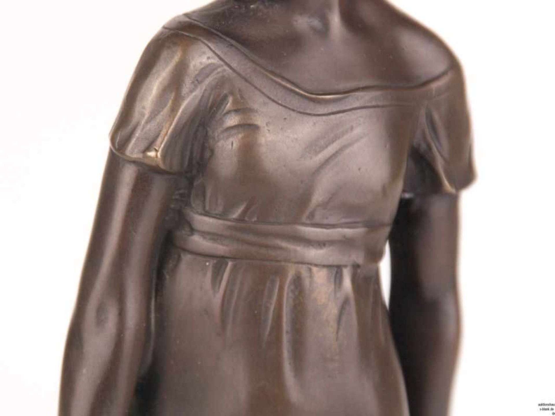 Junge Entenhirtin - Bronzefigur, Darstellung eines barfüßigen Mädchens mit Stock in der Hand, zu - Bild 3 aus 8