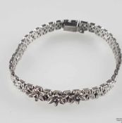Gliederarmband - Silber 835 gestempelt, mittig drei applizierte Blüten mit sehr kleinen facettierten