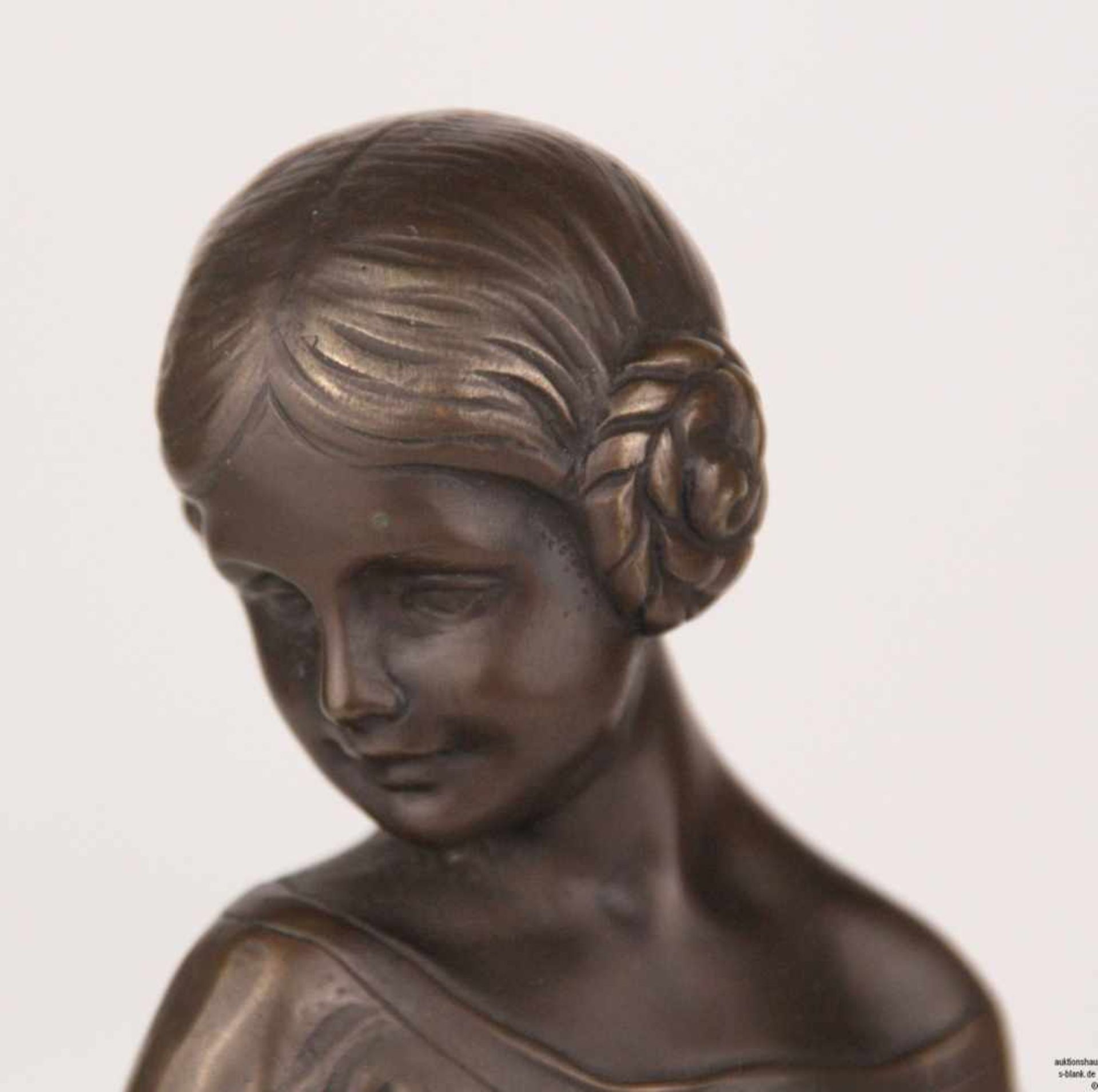 Junge Entenhirtin - Bronzefigur, Darstellung eines barfüßigen Mädchens mit Stock in der Hand, zu - Bild 2 aus 8