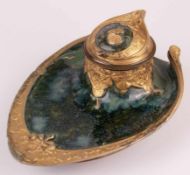 Jugendstil-Tintengeschirr - Bronzelegierung, feuervergoldet, grün emaliert, blattförmige Schale
