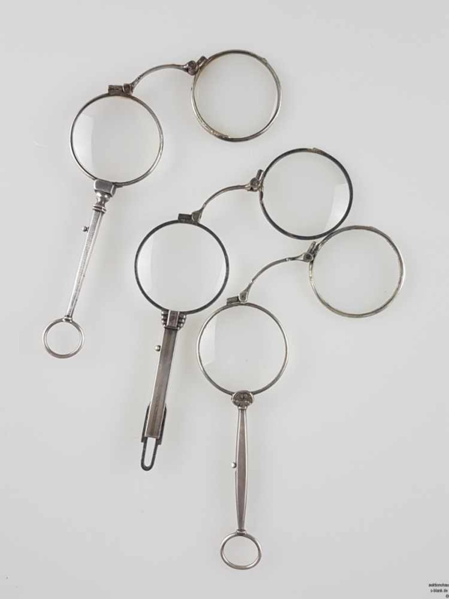Drei Klappbrillen - Silber, auf Bügel zw.den Gläser gestempelt '935', mit verschiedenem Dekore, - Bild 2 aus 3