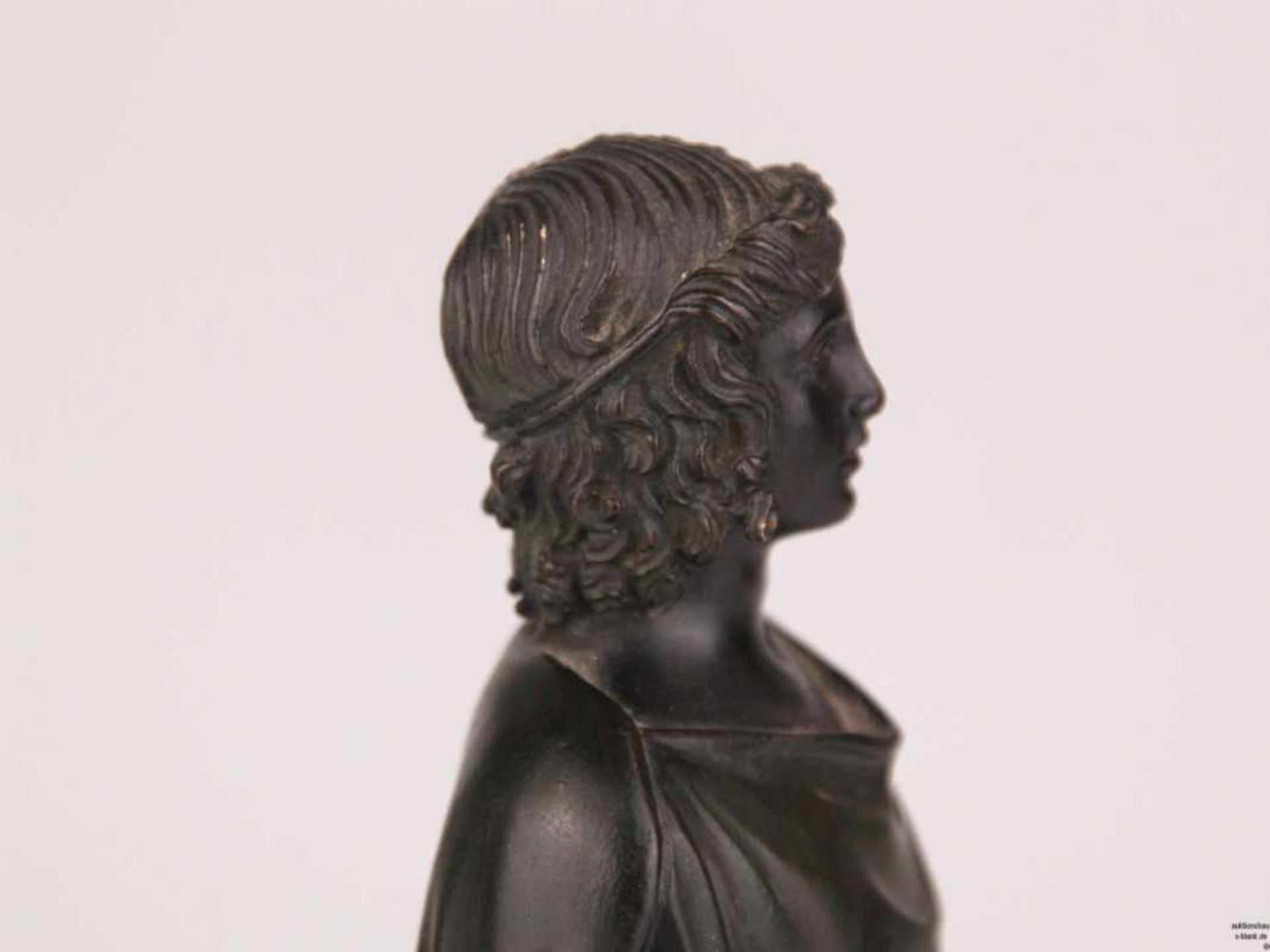 Bronzefigur "Stehender Jüngling im langen Chitongewand" - Entwurf nach dem Vorbild des - Bild 4 aus 7