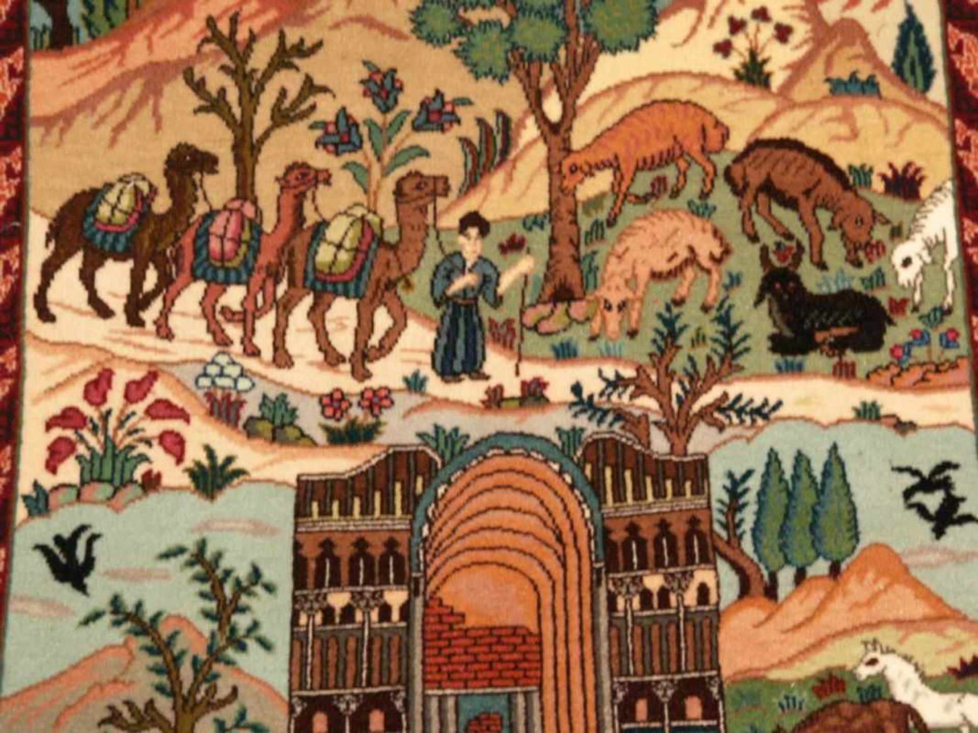 Bildteppich - Orient, Wolle, mittig Darstellung einer Kasbah in hügeliger Landschaft,sowie ein - Image 2 of 10