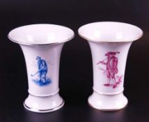 Zwei Vasen Hoechst - blau Radmarke, 20.Jh., Trompetenform, schauseitig mit Golfspielern bemalt, 1x