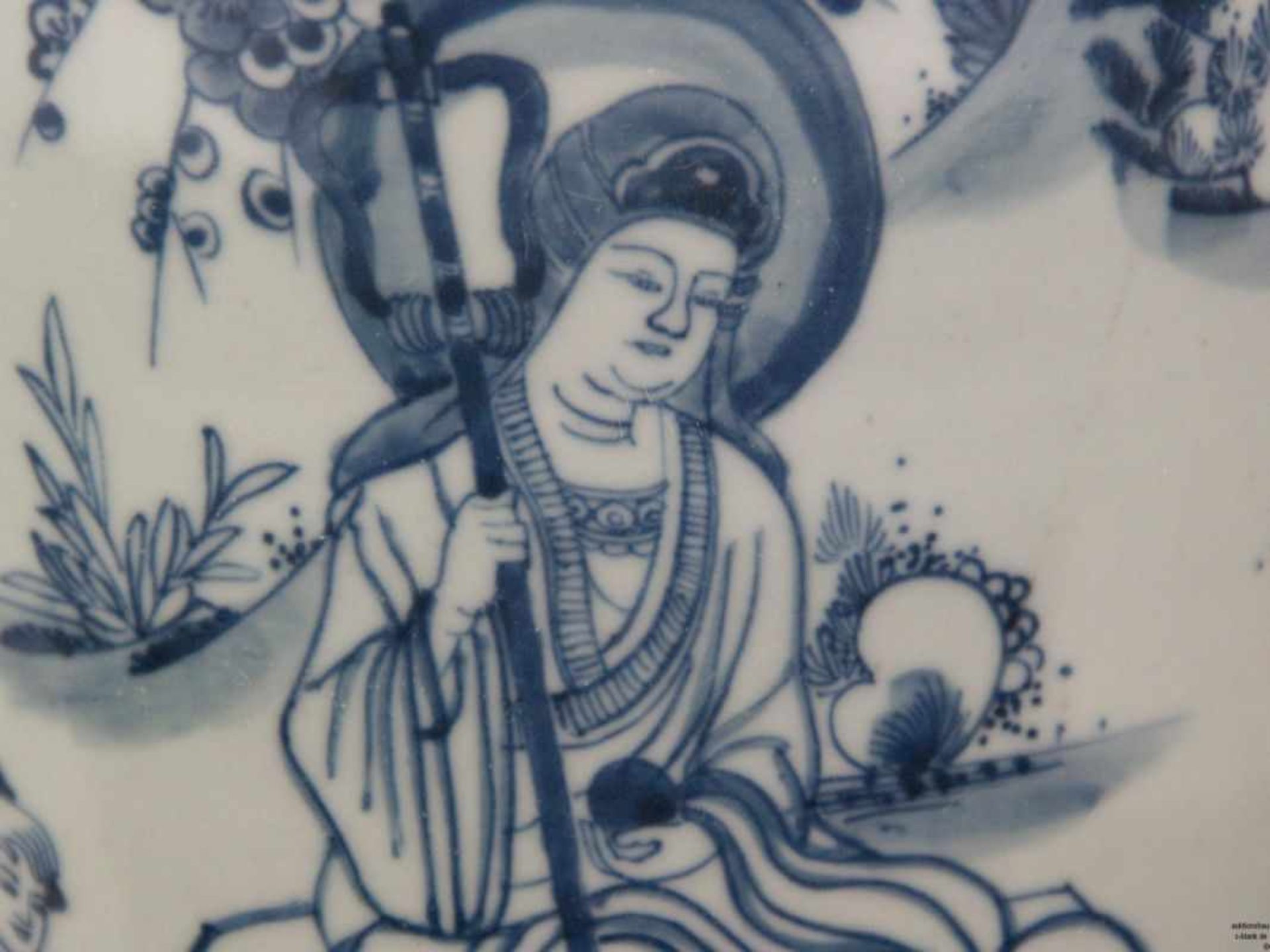 Rouleauvase - China,Dekor in Unterglasurblau: Landschaft mit buddhistischen Gottheiten,an Schulter - Bild 5 aus 6