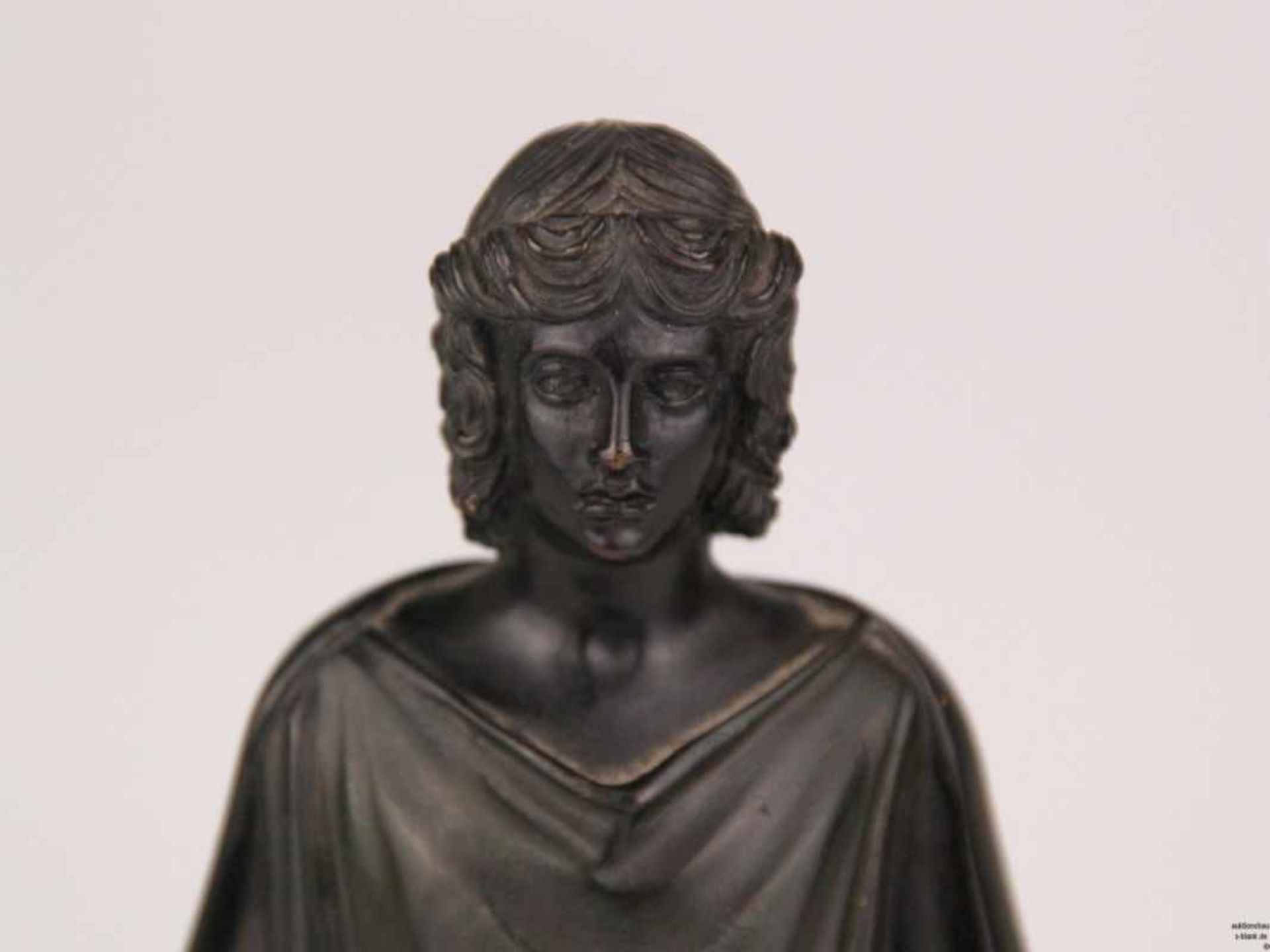 Bronzefigur "Stehender Jüngling im langen Chitongewand" - Entwurf nach dem Vorbild des - Bild 3 aus 7