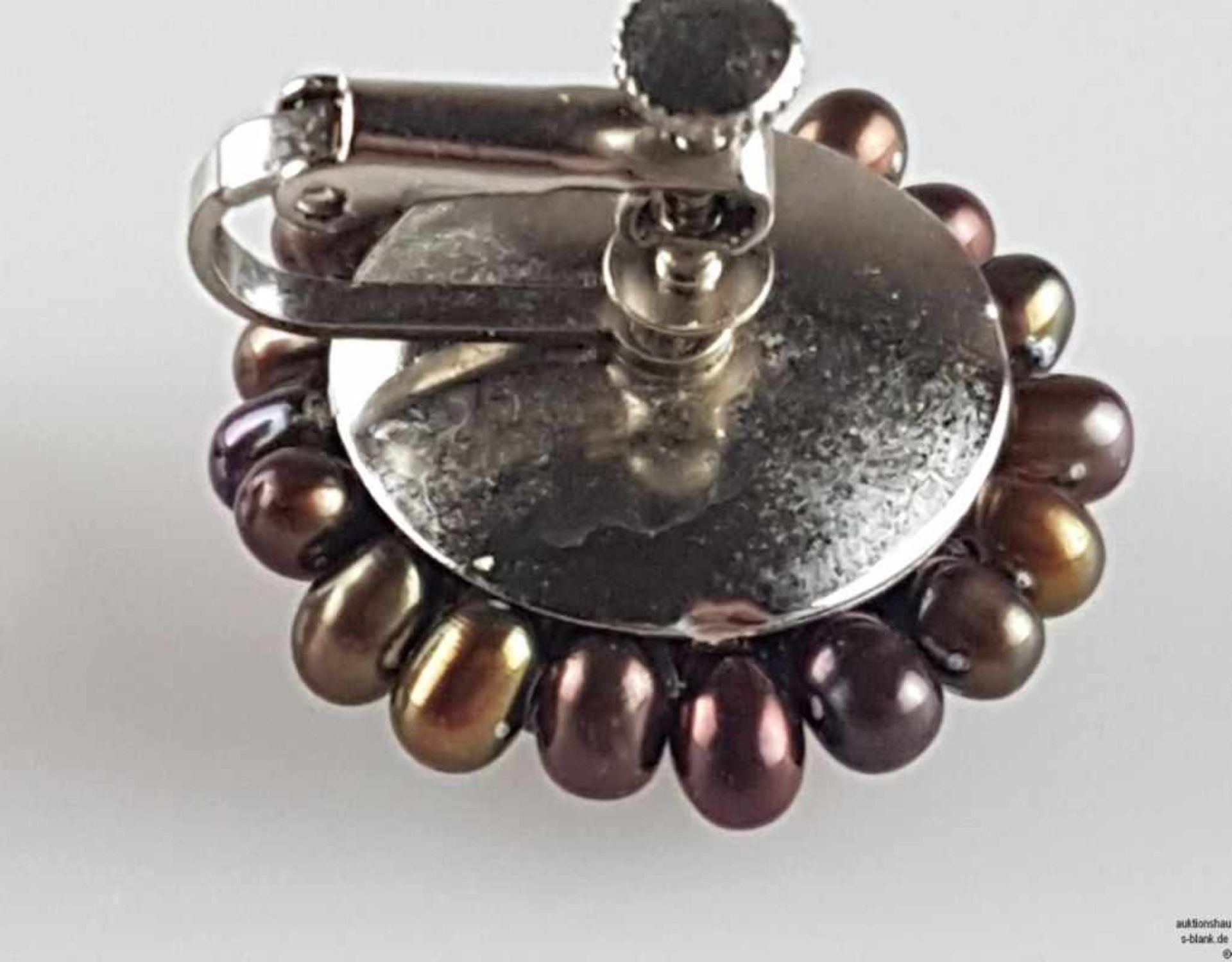 Paar Perlenohringe/-clips - runde Form jeweils besetzt mit unzähligen schokofarbenen Süßwasserperlen - Bild 3 aus 4