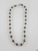 Halskette - 24 dunkelgrüne Jadekugeln im Wechsel mit durchbrochenen Silberkugeln, teils weitere