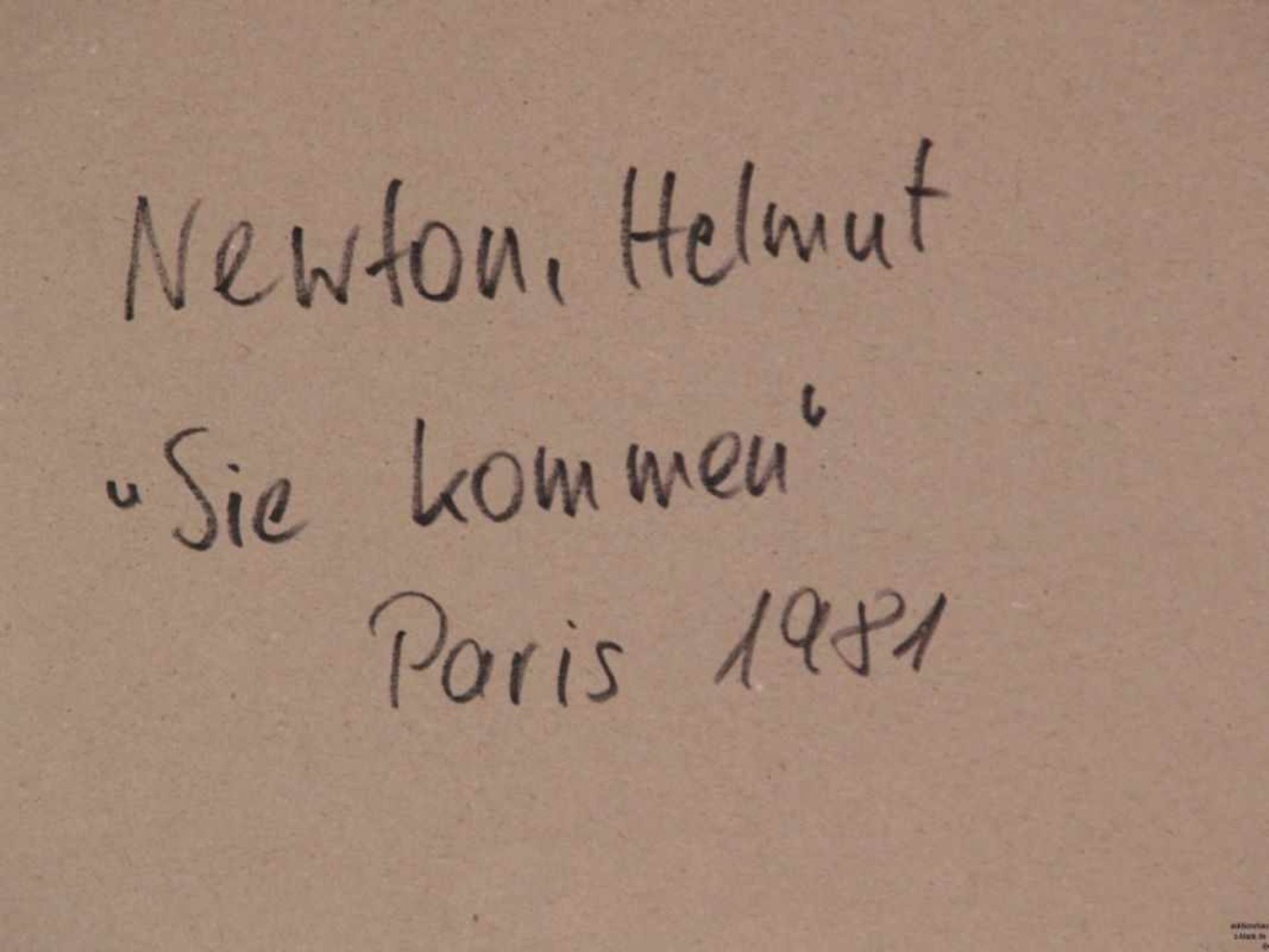 Newton, Helmut (Berlin 1920 - Los Angeles 2004) - "Sie kommen", Paris 1993, Offsetdruck, unter - Bild 4 aus 4