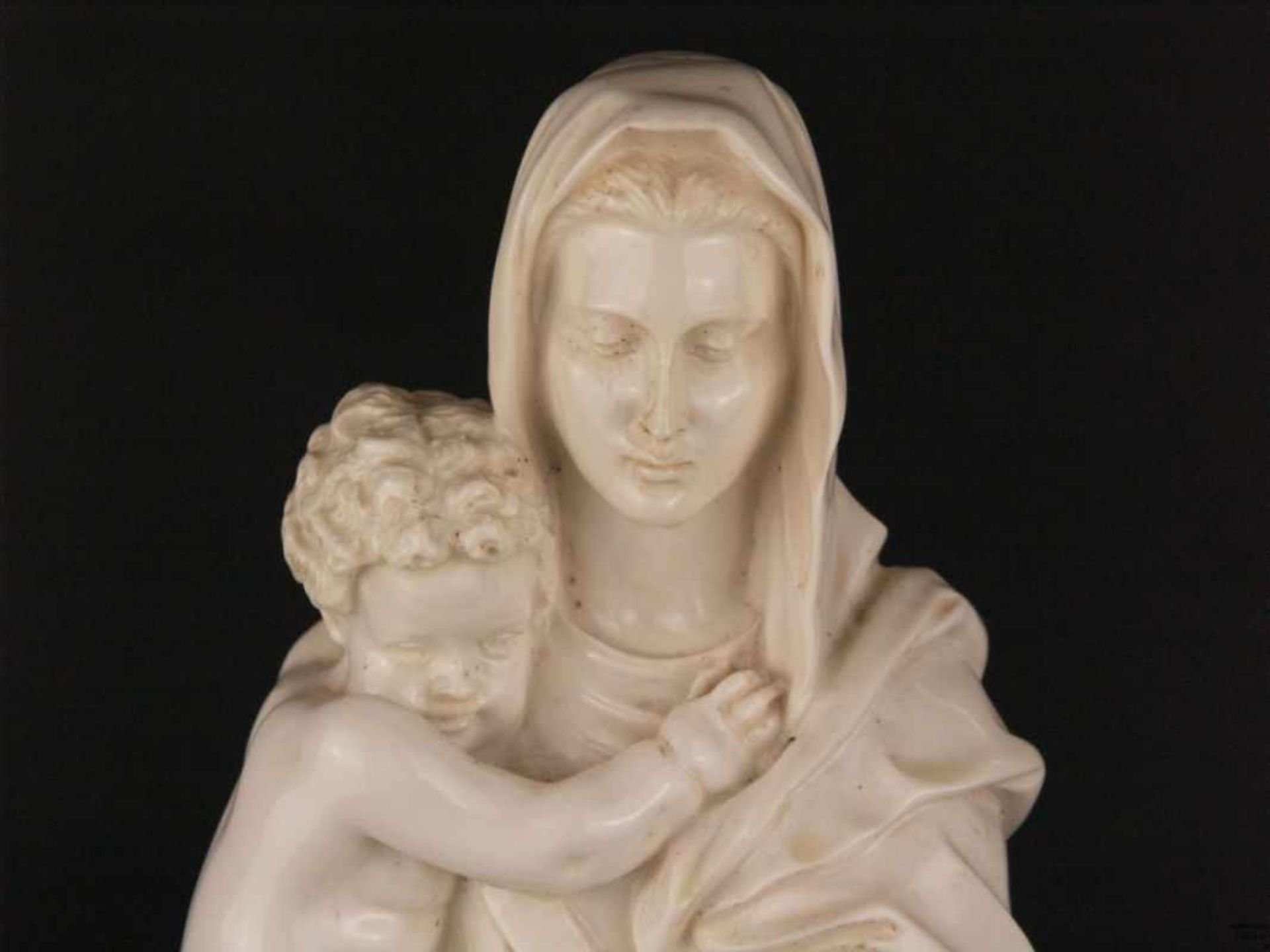 Giannelli,A.-20.Jh. - Madonna mit Kind und Buch, auf quadratischer Steinplinthe, rückseitig am - Bild 3 aus 5