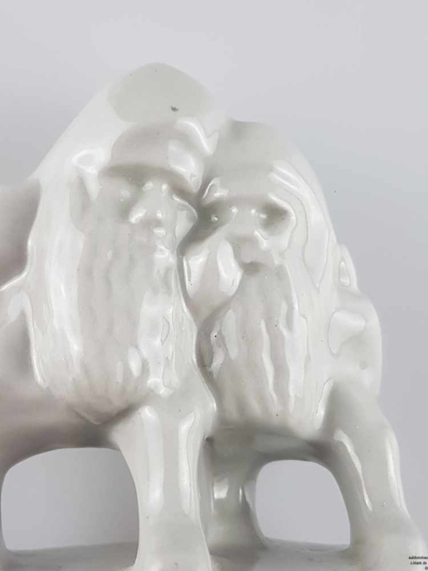 Zwergenpaar - Keramik, grau glasiert, abstrakte Darstellung, zwei sich umarmende Zwerge - Image 2 of 4
