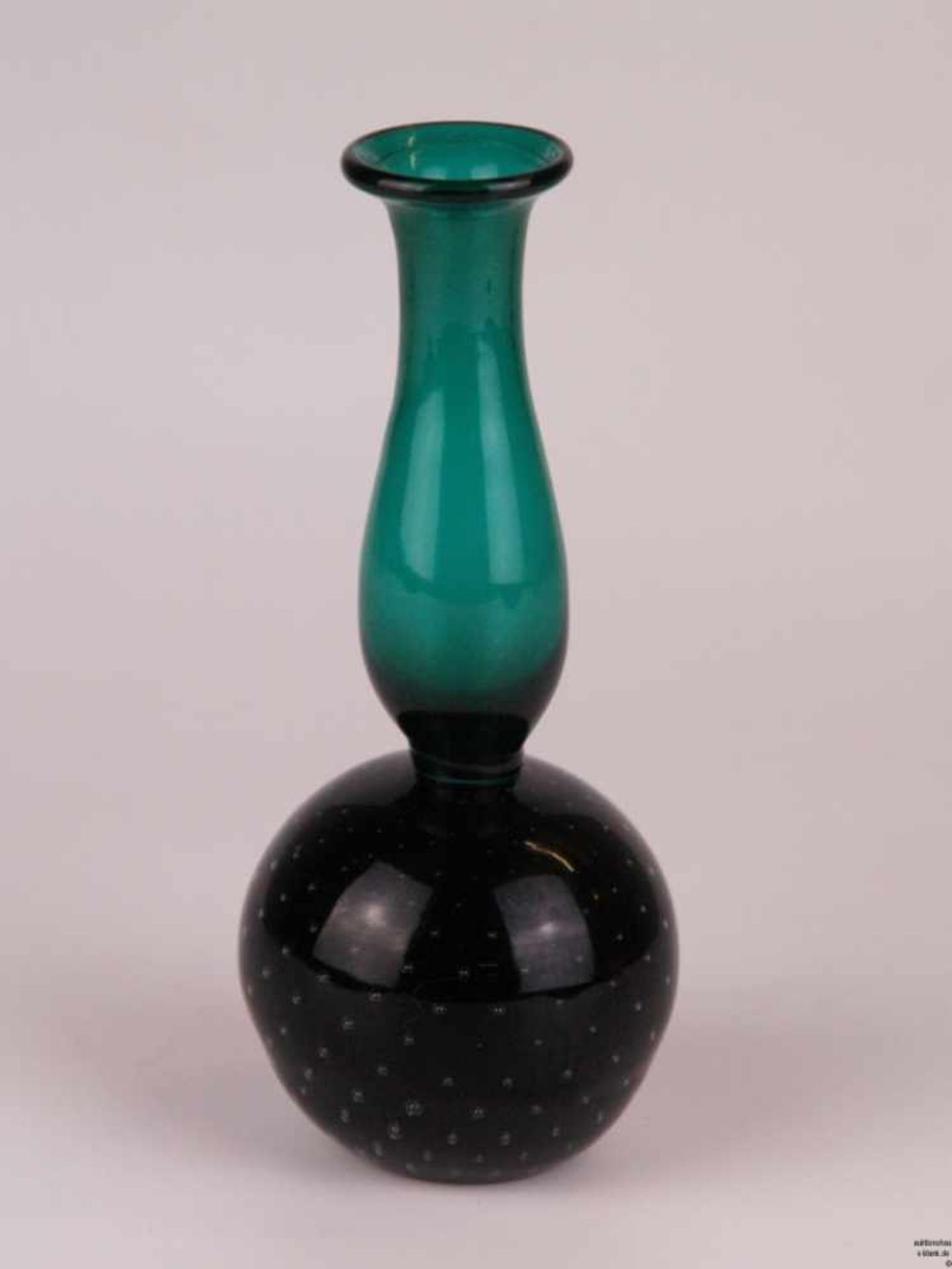 Kleine Glasvase - Venini Murano,schlanke Doppelkürbisform, kugelförmige Wandung aus schwarzem Glas