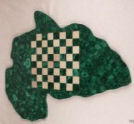 Schachbrett- Platte in Form des Kontinents Afrika, grüner geäderter Malachit und cremefarbener