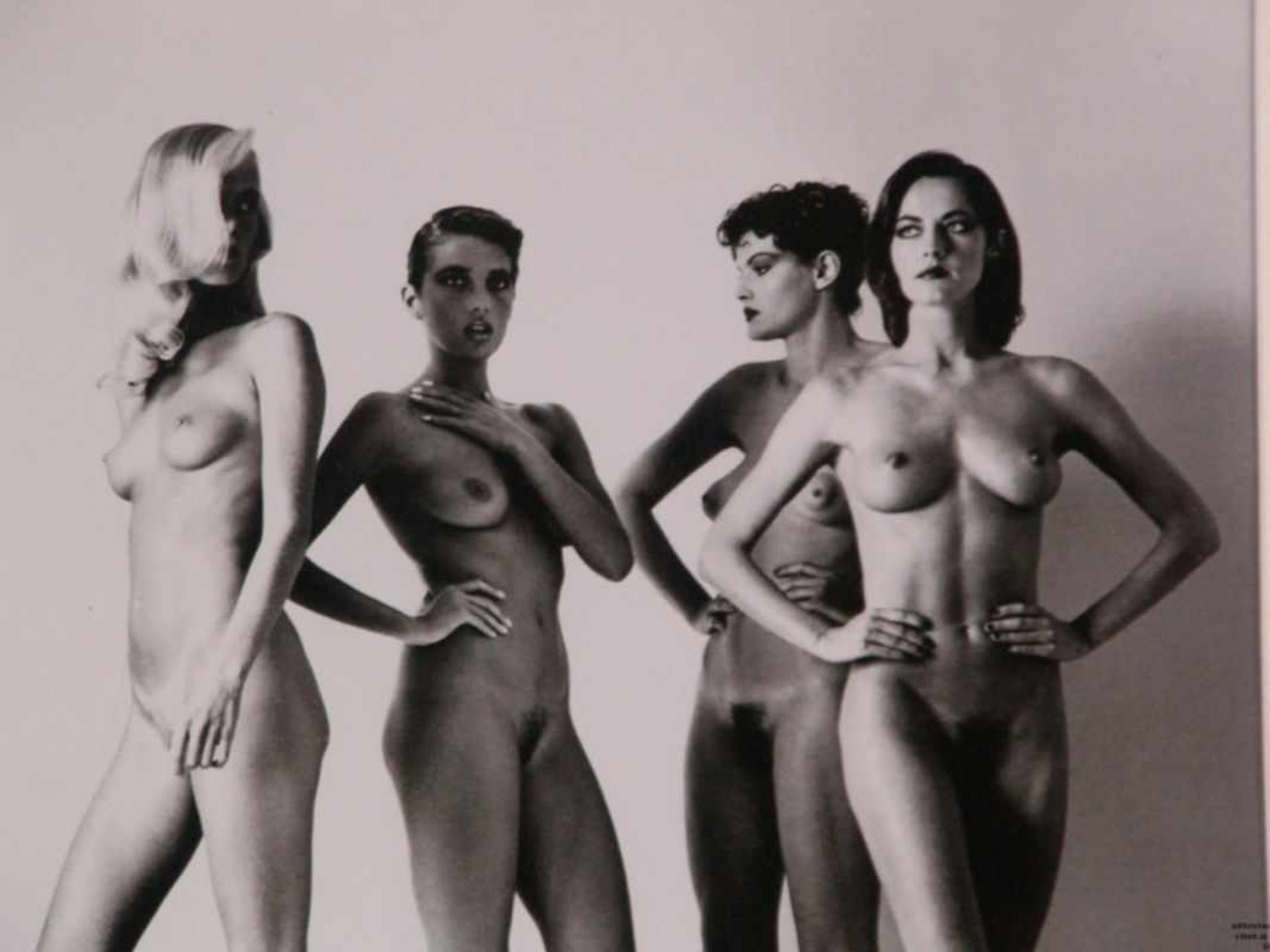 Newton, Helmut (Berlin 1920 - Los Angeles 2004) - "Walking Women II", Paris 1980, Offsetdruck, unter - Bild 3 aus 4