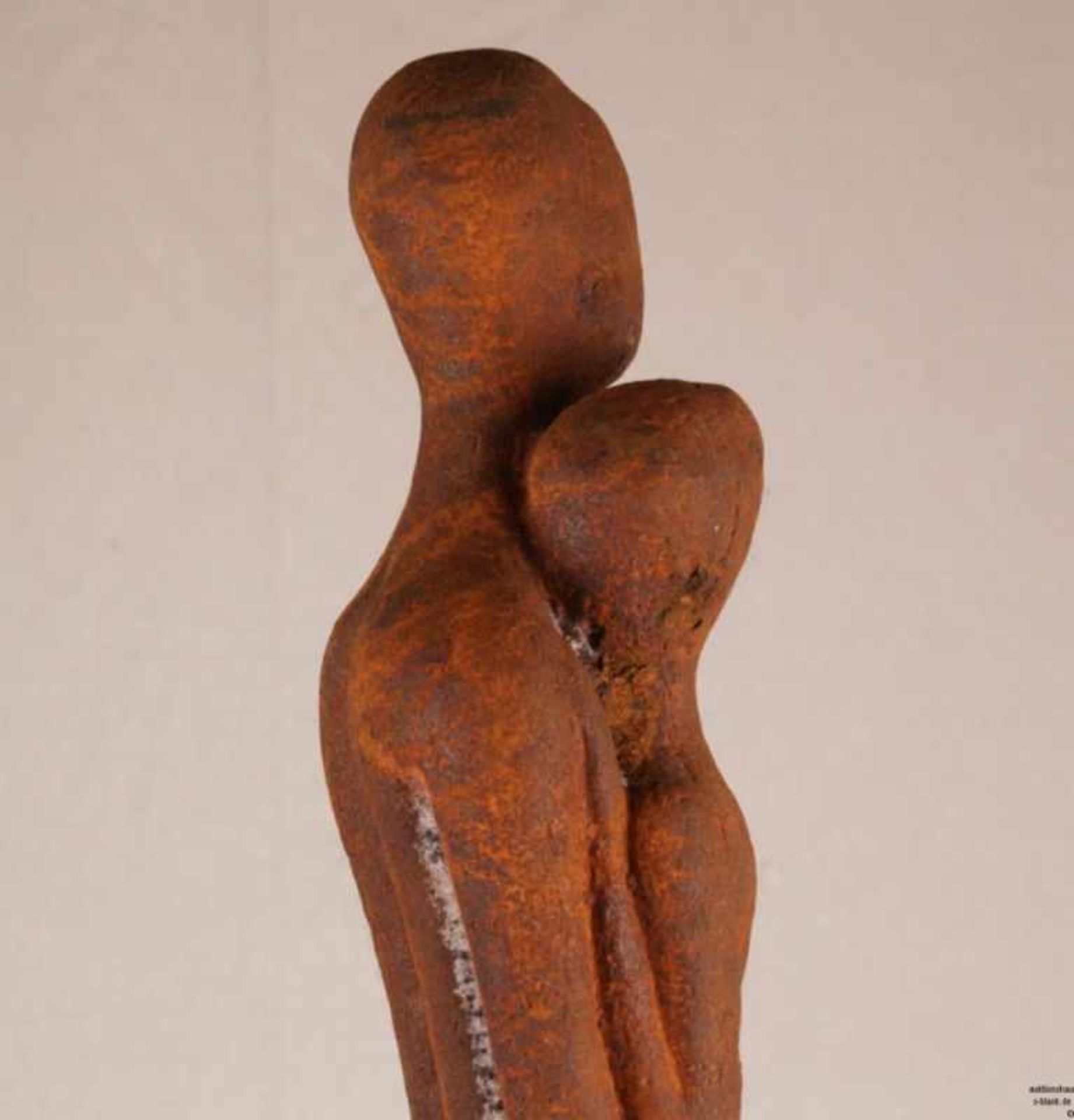 "Die Liebenden" - Eisenguß, orange patiniert, abstrakte Darstellung eines sich umarmenden Paares auf - Bild 5 aus 6
