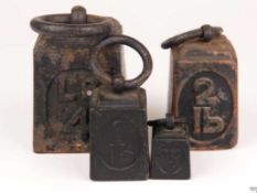 Vier Gewichte - Eisen, Trapezform mit rundem eingehängtem Ringhenkel, Alters- bzw.