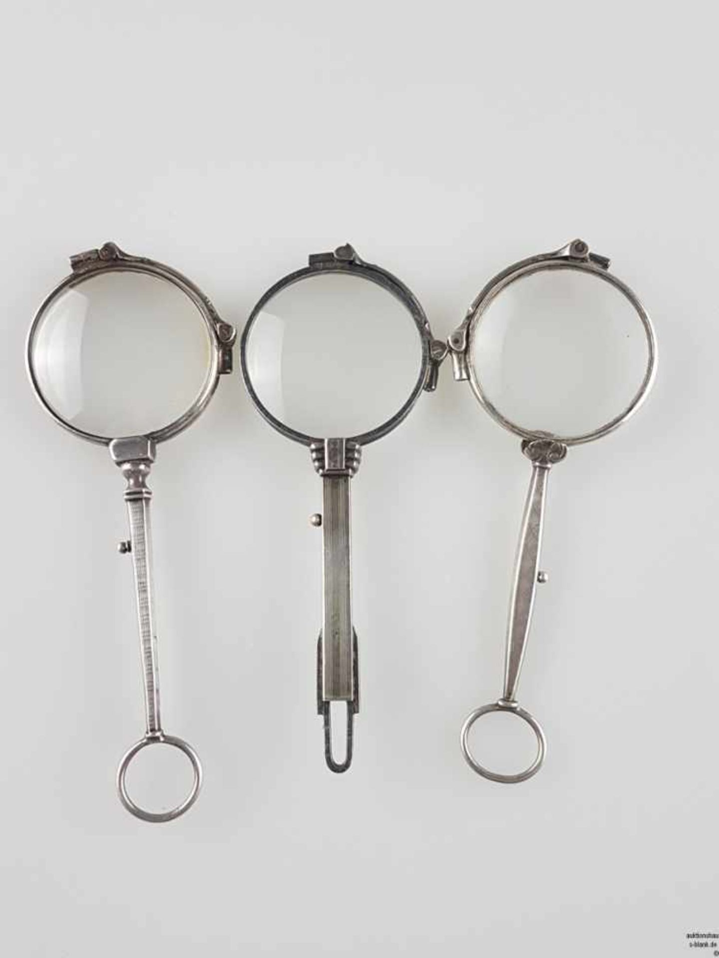 Drei Klappbrillen - Silber, auf Bügel zw.den Gläser gestempelt '935', mit verschiedenem Dekore,
