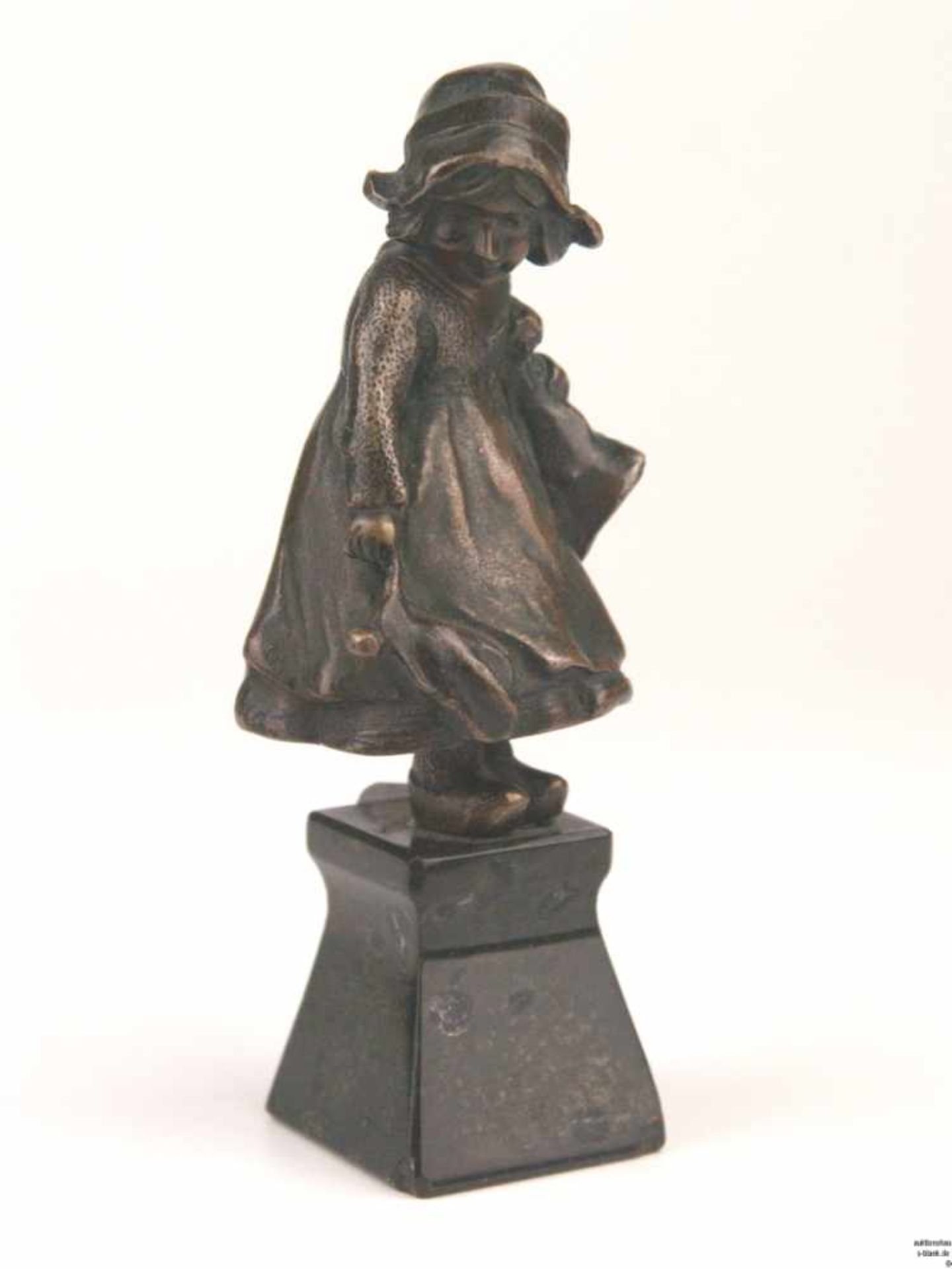 Konvolut Bronzefiguren - 1x Peleschka, Franz (1873-1907, Wiener Bildhauer) Mädchen mit Puppen, am - Bild 4 aus 9