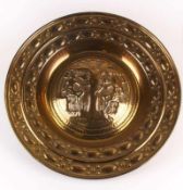 Beckenschlägerschüssel - Messing, gewölbtes Rundbild mit Adam und Eva unter dem Baum der
