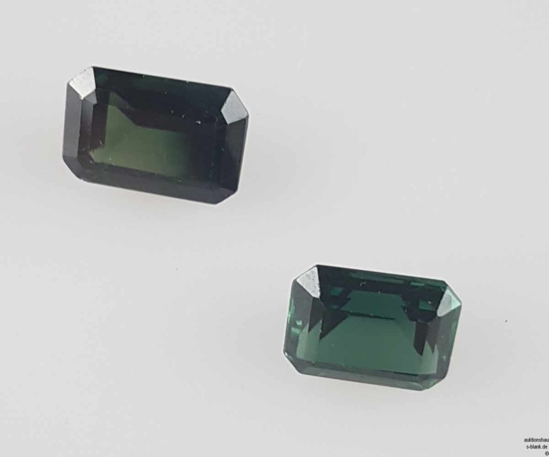 Konvolut Schmucksteine - 3 Stück, zwei dunkelgrüne Spinelle im Smaragdschliff (L.ca.12,5/14,5cm, - Bild 3 aus 5