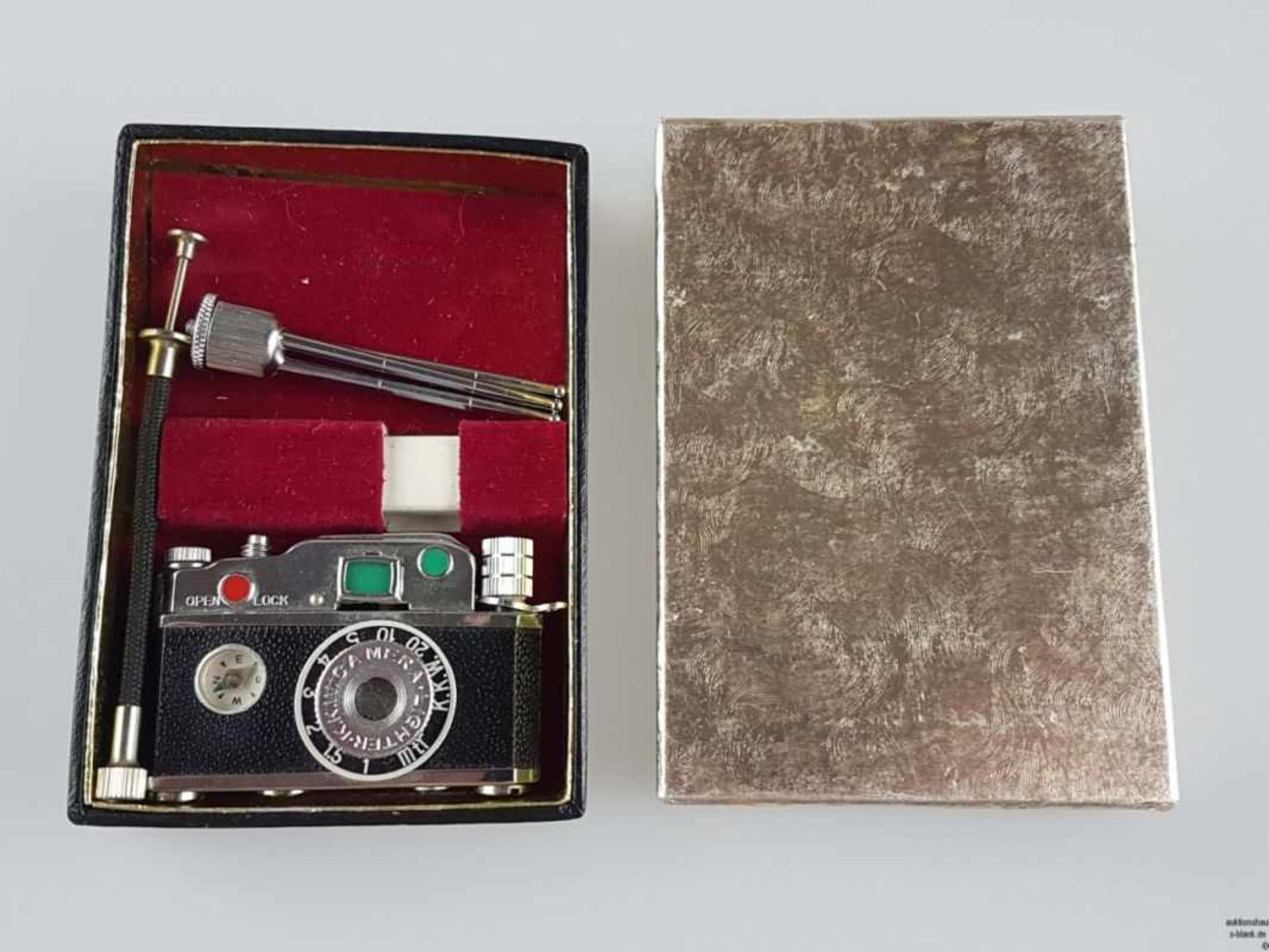 Feuerzeug - in Form einer Kamera, gem. "K.K.W. Camera Lighter",mit Kompass, mit Stativ und - Bild 5 aus 5