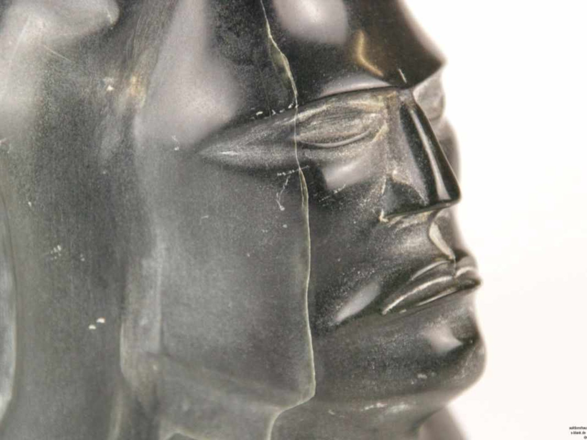 Steinbüste des indianischen Kriegers "Fine-Day" - wohl Marmor, Kopf mit Federschmuck, Fine Day - Bild 2 aus 4