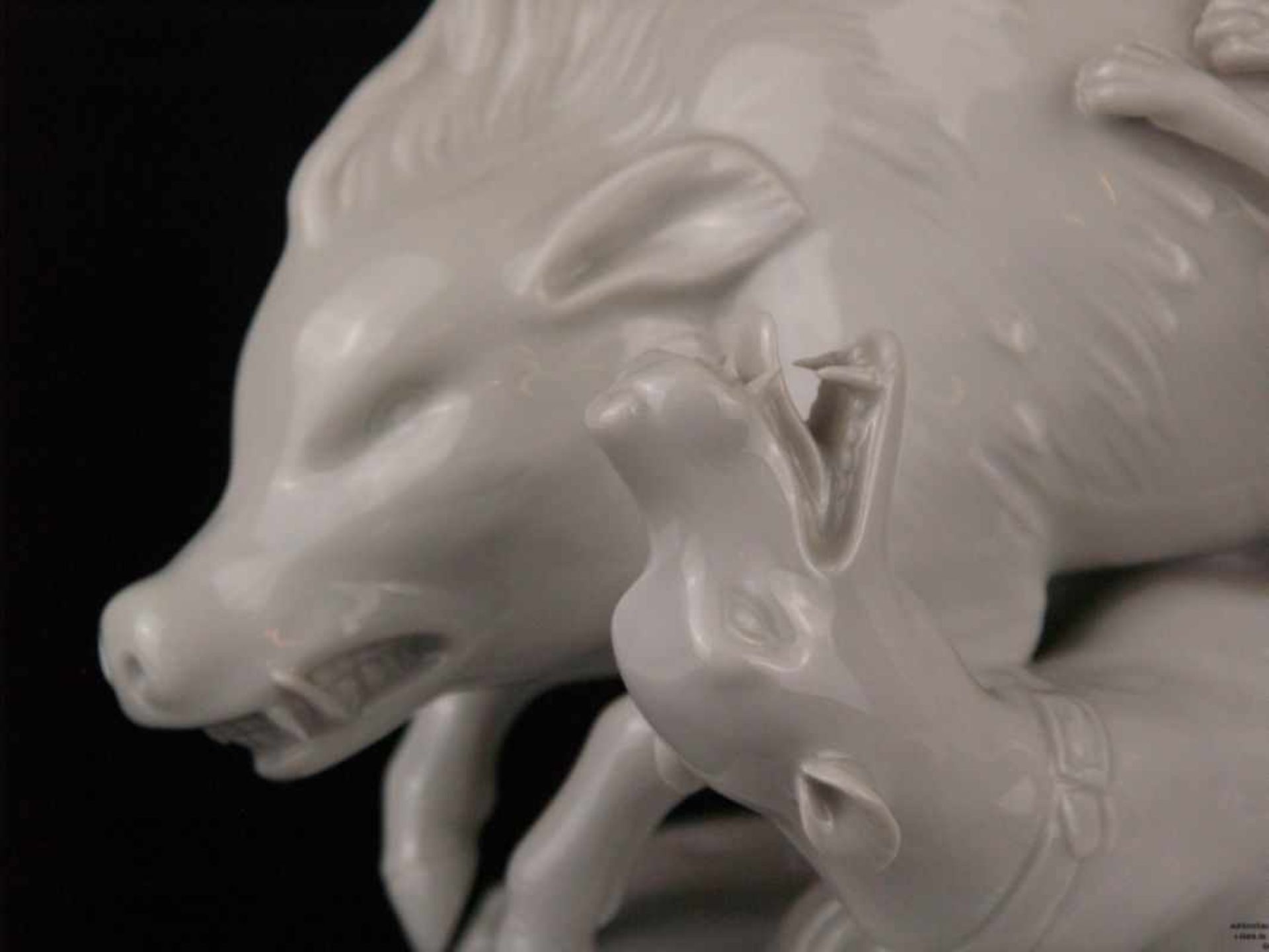 Porzellanfigur "Wildschweinjagd mit zwei Hunden" - blaue Radmarke Höchst, weißes Porzellan, - Bild 3 aus 10