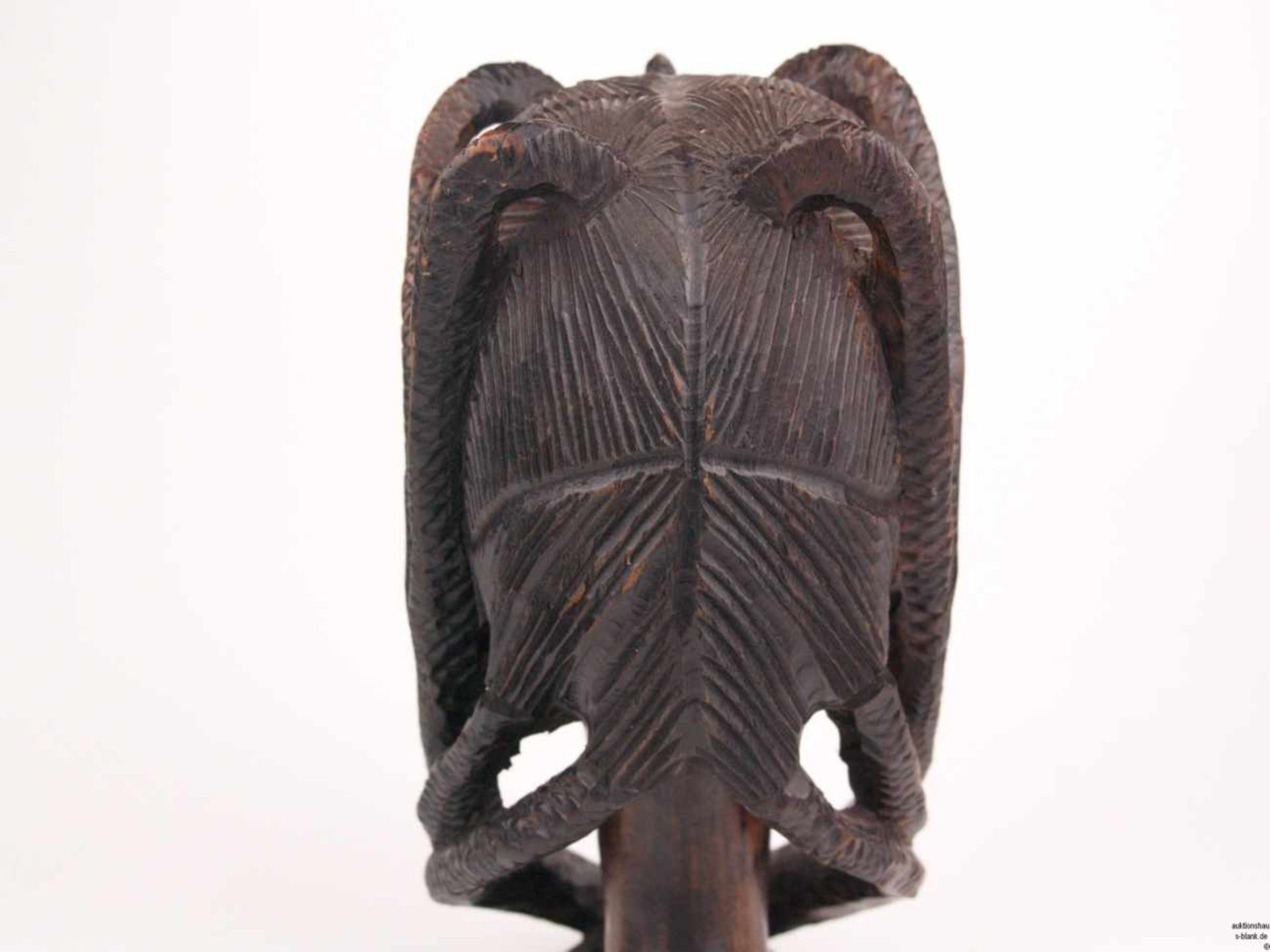 Afrikanischer Frauenkopf mit Zöpfen - Palisanderholz, geschnitzt, leichte Gebrauchsspuren, H.ca. - Bild 6 aus 7