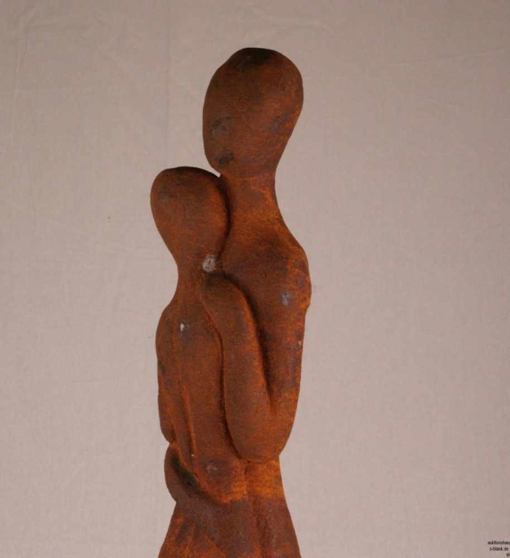 "Die Liebenden" - Eisenguß, orange patiniert, abstrakte Darstellung eines sich umarmenden Paares auf - Bild 2 aus 6