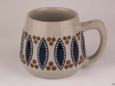 Jugendstil-Bierkrug - Höhr-Grenzhausen, Steinzeug, umlaufend Jugendstil-Reliefdekor, blau und