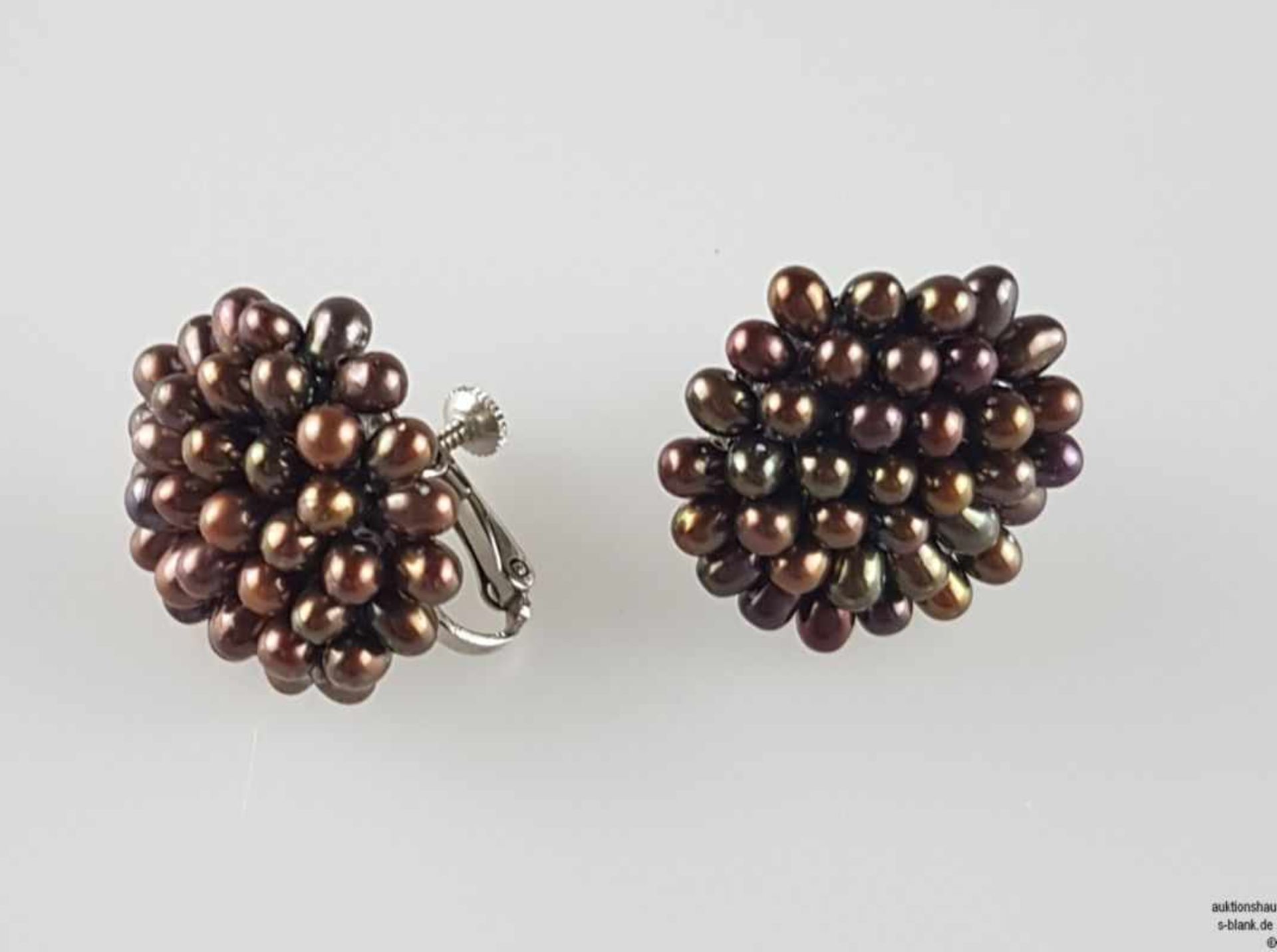 Paar Perlenohringe/-clips - runde Form jeweils besetzt mit unzähligen schokofarbenen Süßwasserperlen