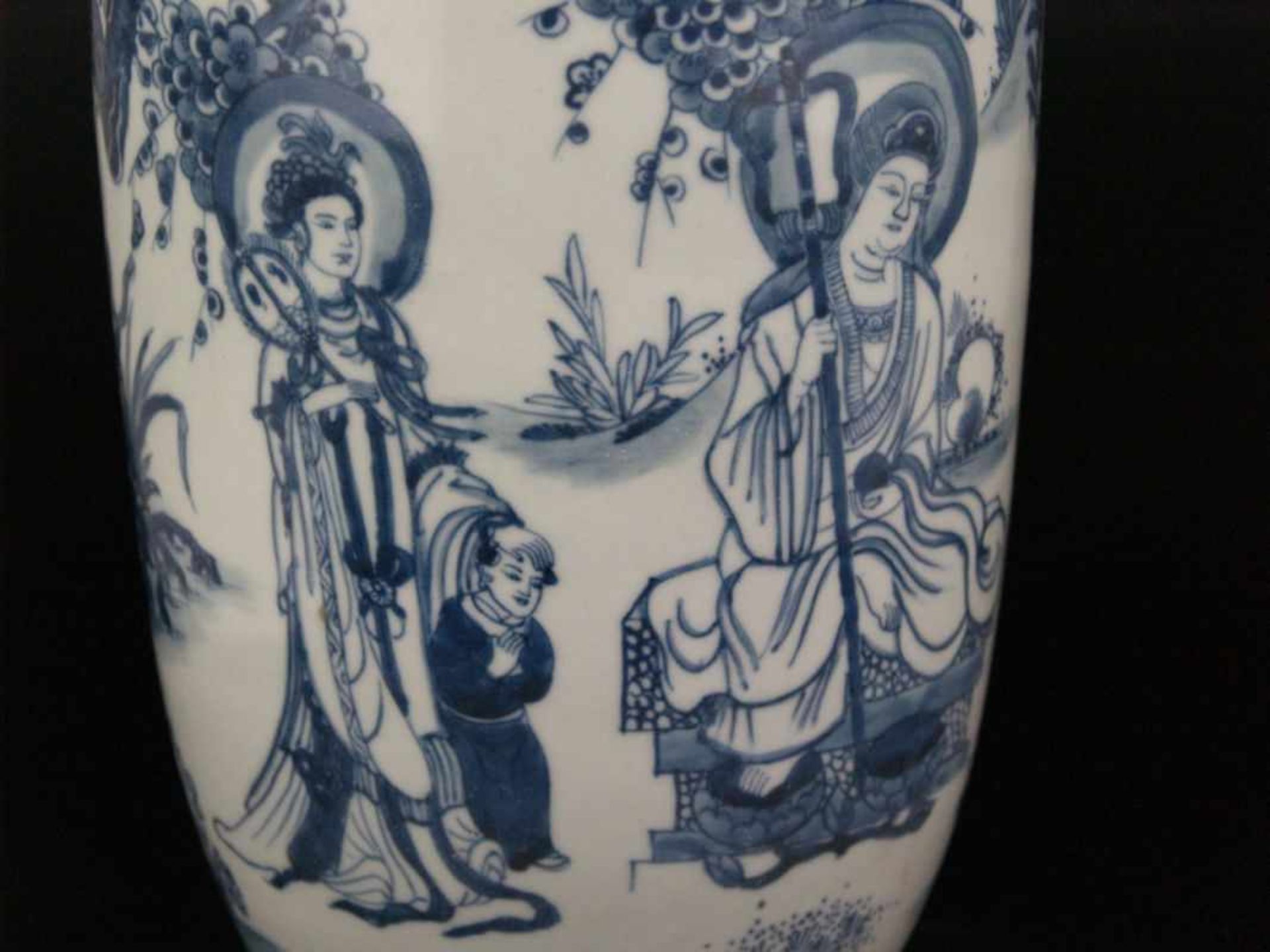 Rouleauvase - China,Dekor in Unterglasurblau: Landschaft mit buddhistischen Gottheiten,an Schulter - Bild 4 aus 6