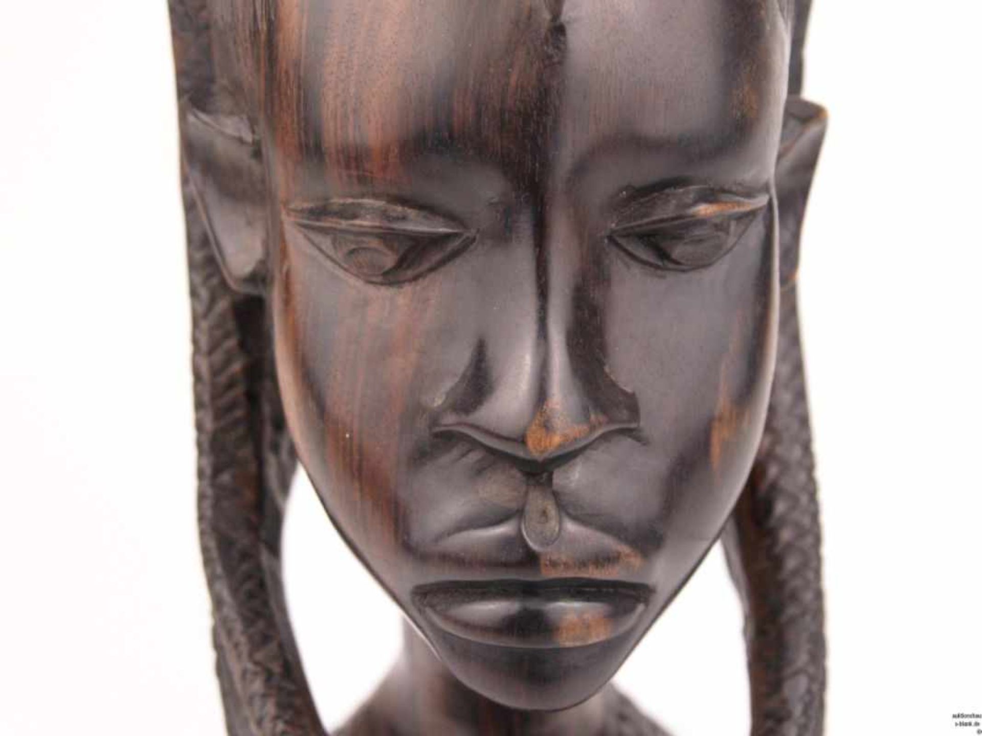 Afrikanischer Frauenkopf mit Zöpfen - Palisanderholz, geschnitzt, leichte Gebrauchsspuren, H.ca. - Bild 4 aus 7