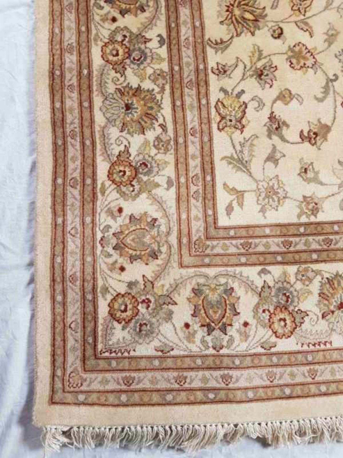 Orientteppich - Kaschmir - Wolle,handgeknüpft,beigegrundig mit roten Bordüren und floralem Muster, - Image 3 of 4