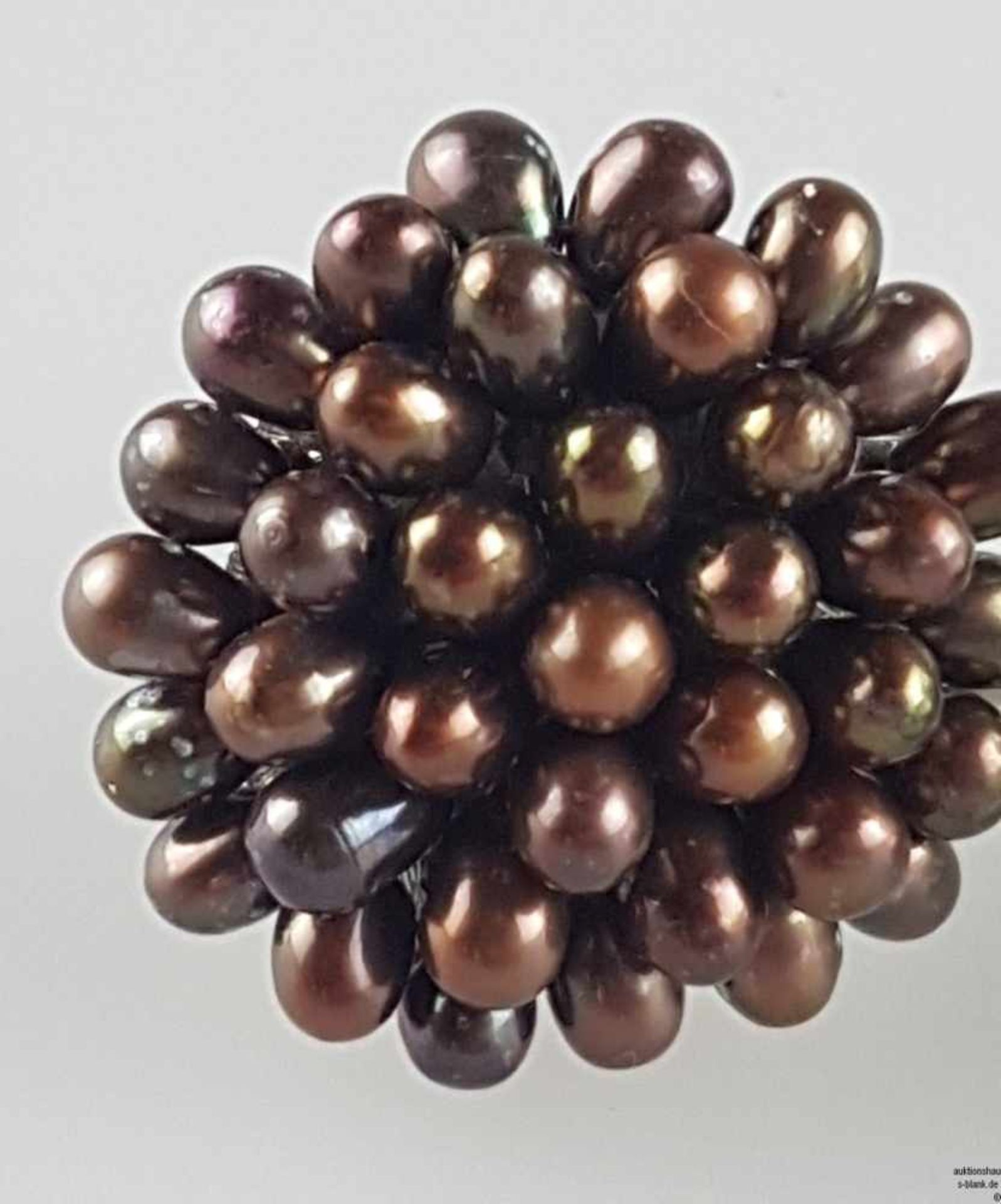 Paar Perlenohringe/-clips - runde Form jeweils besetzt mit unzähligen schokofarbenen Süßwasserperlen - Bild 4 aus 4