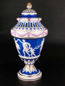 Deckelvase Höchst- blaue Radmarke mit Malerzeichen, Weißporzellan glasiert, blau, rosa und gold