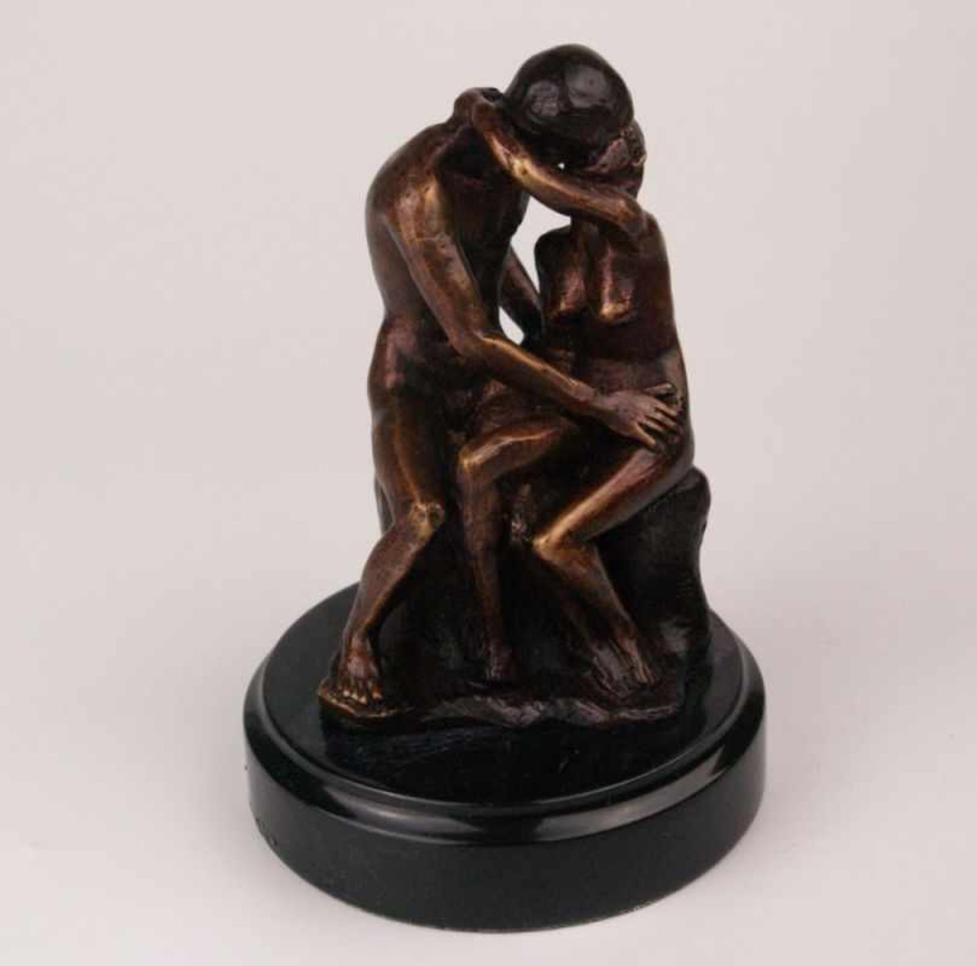 Rodin, Auguste (1840-1917,nach) - "Der Kuss" (Original von 1886) Darstellung eines sich umarmenden - Bild 2 aus 6